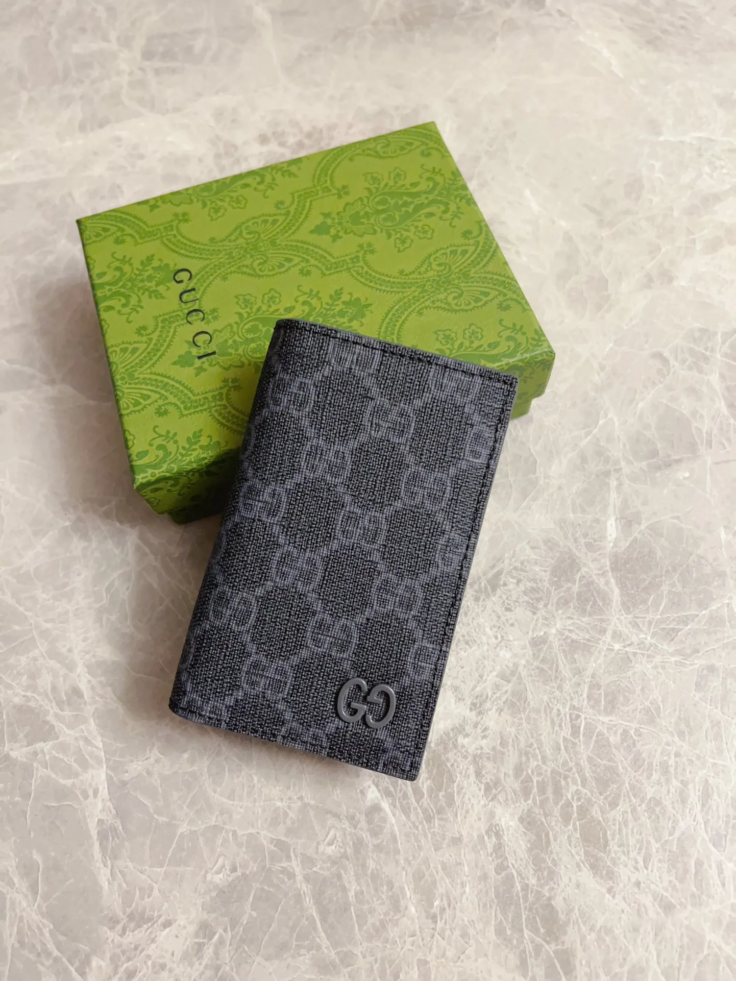 💰310🇭🇺🇭🇺Gucci’s latest collection presents a slim and compact card holder🎋🎋The contrasting two-tone design makes the GG logo emblazoned on the bag stand out🎋🎋This long card holder is made of black GG and the interior is made of contrasting cowhide leather🎋🎋Black GG Supreme canvas with dark gray ceramic effect Double G🎋🎋 Dimensions open: 12cm (L) x 15cm (W) Dimensions closed: 12cm (L) x 7.5cm (W) Model: 768249