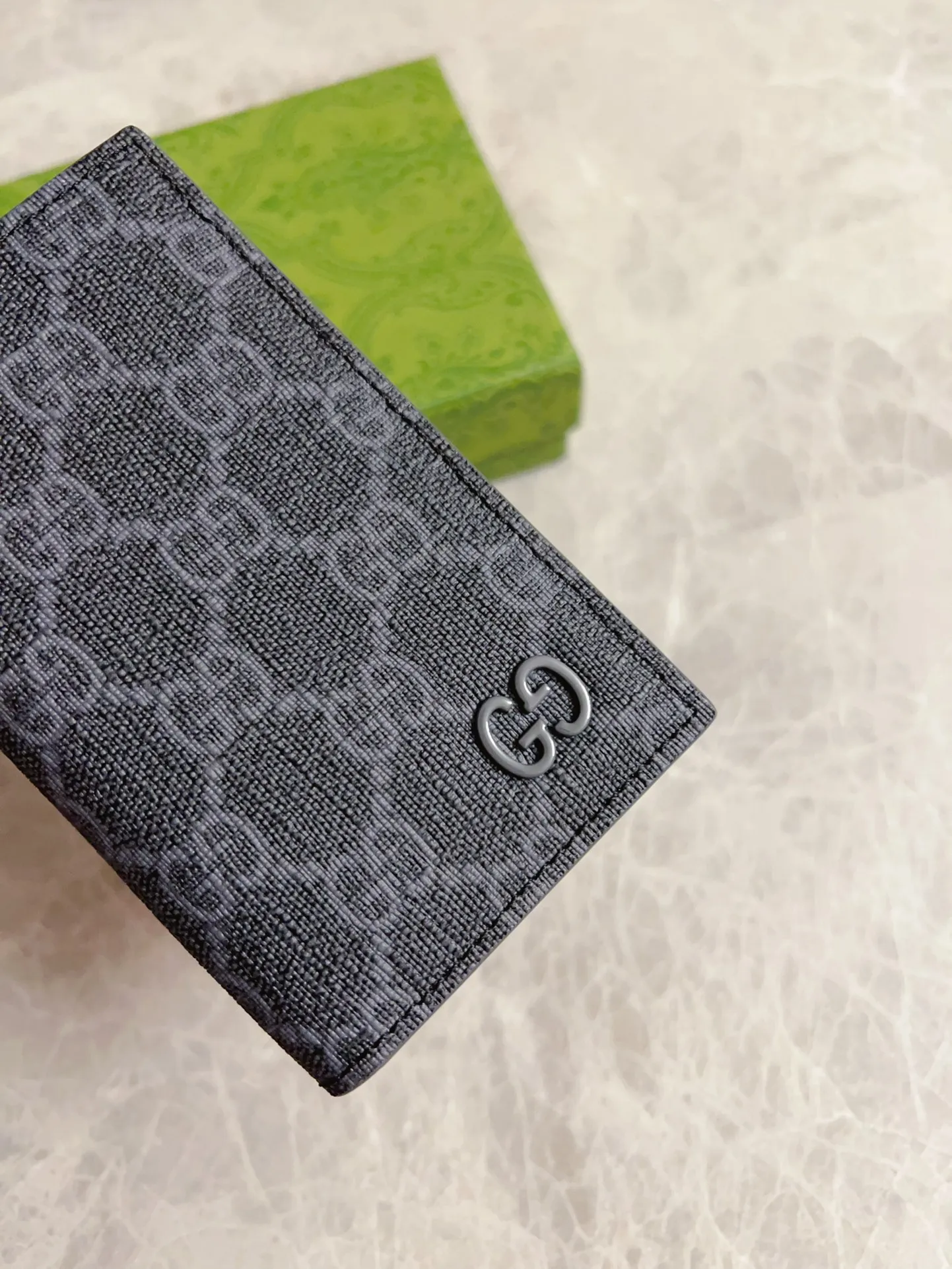 💰310🇭🇺🇭🇺Gucci’s latest collection presents a slim and compact card holder🎋🎋The contrasting two-tone design makes the GG logo emblazoned on the bag stand out🎋🎋This long card holder is made of black GG and the interior is made of contrasting cowhide leather🎋🎋Black GG Supreme canvas with dark gray ceramic effect Double G🎋🎋 Dimensions open: 12cm (L) x 15cm (W) Dimensions closed: 12cm (L) x 7.5cm (W) Model: 768249
