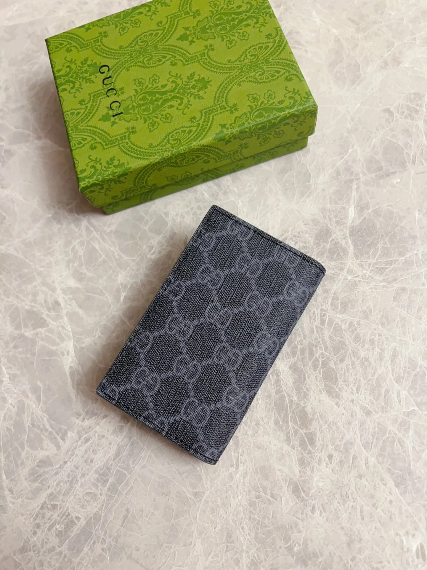 💰310🇭🇺🇭🇺Gucci’s latest collection presents a slim and compact card holder🎋🎋The contrasting two-tone design makes the GG logo emblazoned on the bag stand out🎋🎋This long card holder is made of black GG and the interior is made of contrasting cowhide leather🎋🎋Black GG Supreme canvas with dark gray ceramic effect Double G🎋🎋 Dimensions open: 12cm (L) x 15cm (W) Dimensions closed: 12cm (L) x 7.5cm (W) Model: 768249
