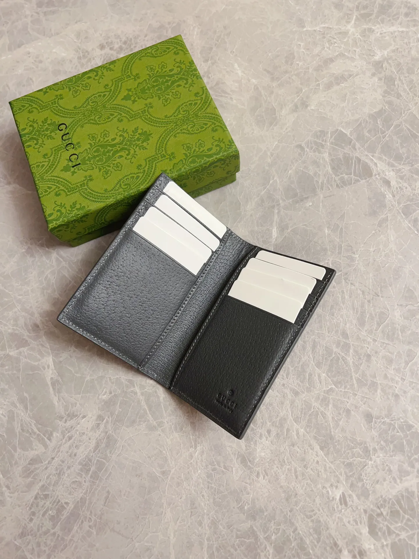 💰310🇭🇺🇭🇺Gucci’s latest collection presents a slim and compact card holder🎋🎋The contrasting two-tone design makes the GG logo emblazoned on the bag stand out🎋🎋This long card holder is made of black GG and the interior is made of contrasting cowhide leather🎋🎋Black GG Supreme canvas with dark gray ceramic effect Double G🎋🎋 Dimensions open: 12cm (L) x 15cm (W) Dimensions closed: 12cm (L) x 7.5cm (W) Model: 768249