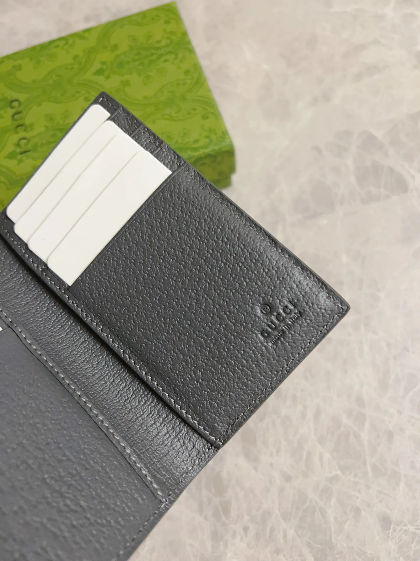 💰310🇭🇺🇭🇺Gucci’s latest collection presents a slim and compact card holder🎋🎋The contrasting two-tone design makes the GG logo emblazoned on the bag stand out🎋🎋This long card holder is made of black GG and the interior is made of contrasting cowhide leather🎋🎋Black GG Supreme canvas with dark gray ceramic effect Double G🎋🎋 Dimensions open: 12cm (L) x 15cm (W) Dimensions closed: 12cm (L) x 7.5cm (W) Model: 768249
