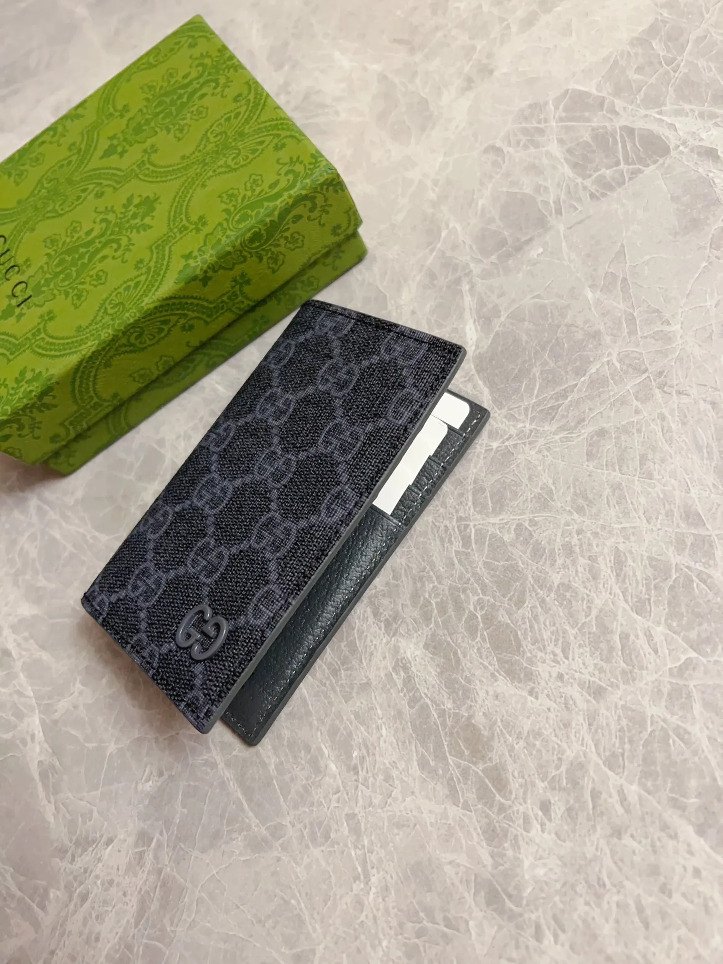 💰310🇭🇺🇭🇺Gucci’s latest collection presents a slim and compact card holder🎋🎋The contrasting two-tone design makes the GG logo emblazoned on the bag stand out🎋🎋This long card holder is made of black GG and the interior is made of contrasting cowhide leather🎋🎋Black GG Supreme canvas with dark gray ceramic effect Double G🎋🎋 Dimensions open: 12cm (L) x 15cm (W) Dimensions closed: 12cm (L) x 7.5cm (W) Model: 768249