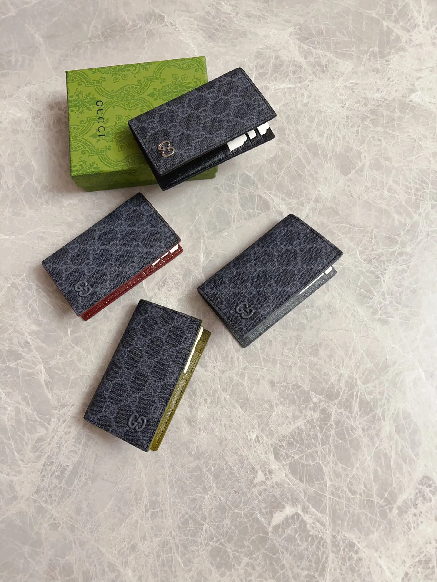 💰310🇭🇺🇭🇺Gucci’s latest collection presents a slim and compact card holder🎋🎋The contrasting two-tone design makes the GG logo emblazoned on the bag stand out🎋🎋This long card holder is made of black GG and the interior is made of contrasting cowhide leather🎋🎋Black GG Supreme canvas with dark gray ceramic effect Double G🎋🎋 Dimensions open: 12cm (L) x 15cm (W) Dimensions closed: 12cm (L) x 7.5cm (W) Model: 768249