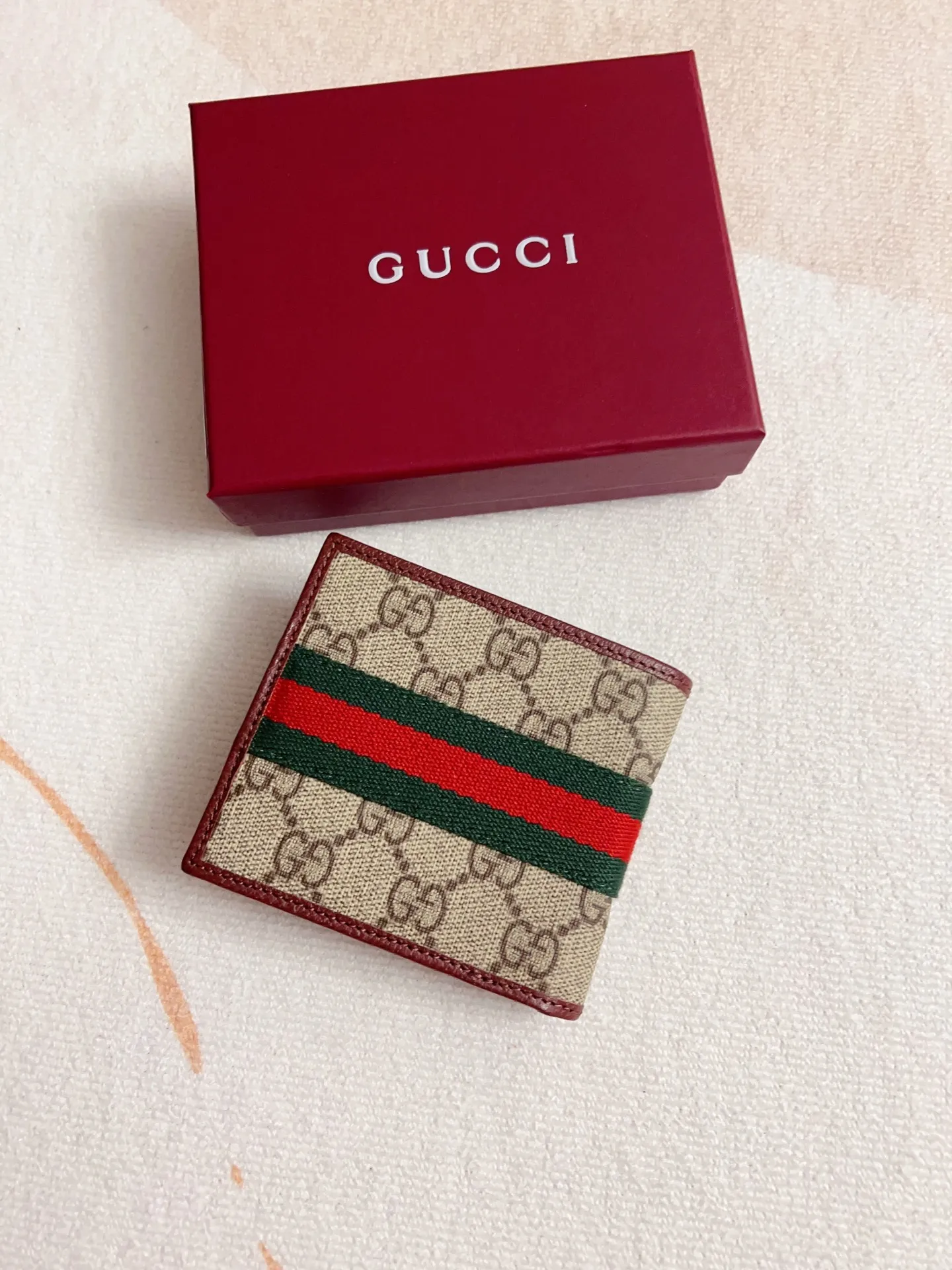 💰300 🇭🇺🇭🇺 New model synchronized with the official website! Ophidia series ~ short wallet, 🍉🍉 made of GG Supreme original factory pig grain first-layer cowhide with PVC 🍉🍉 equipped with iconic double G hardware marks, classic red and green webbing, exquisitely made! 🍉🍉Model number: 834271🍉🍉Size: 11x10cm, color: brown maroon