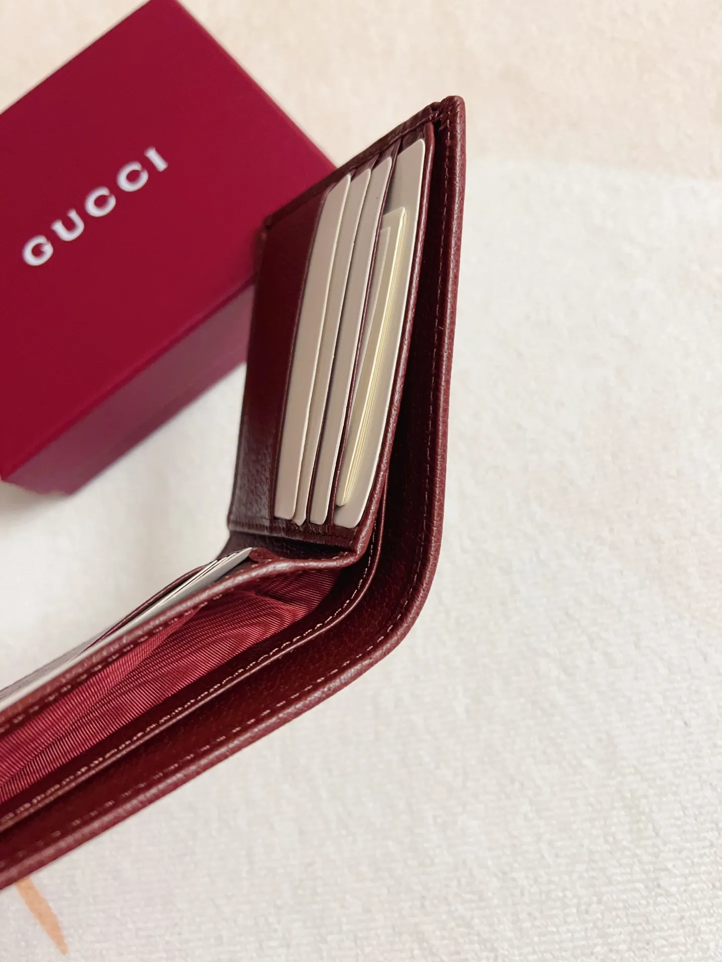 💰300 🇭🇺🇭🇺 New model synchronized with the official website! Ophidia series ~ short wallet, 🍉🍉 made of GG Supreme original factory pig grain first-layer cowhide with PVC 🍉🍉 equipped with iconic double G hardware marks, classic red and green webbing, exquisitely made! 🍉🍉Model number: 834271🍉🍉Size: 11x10cm, color: brown maroon