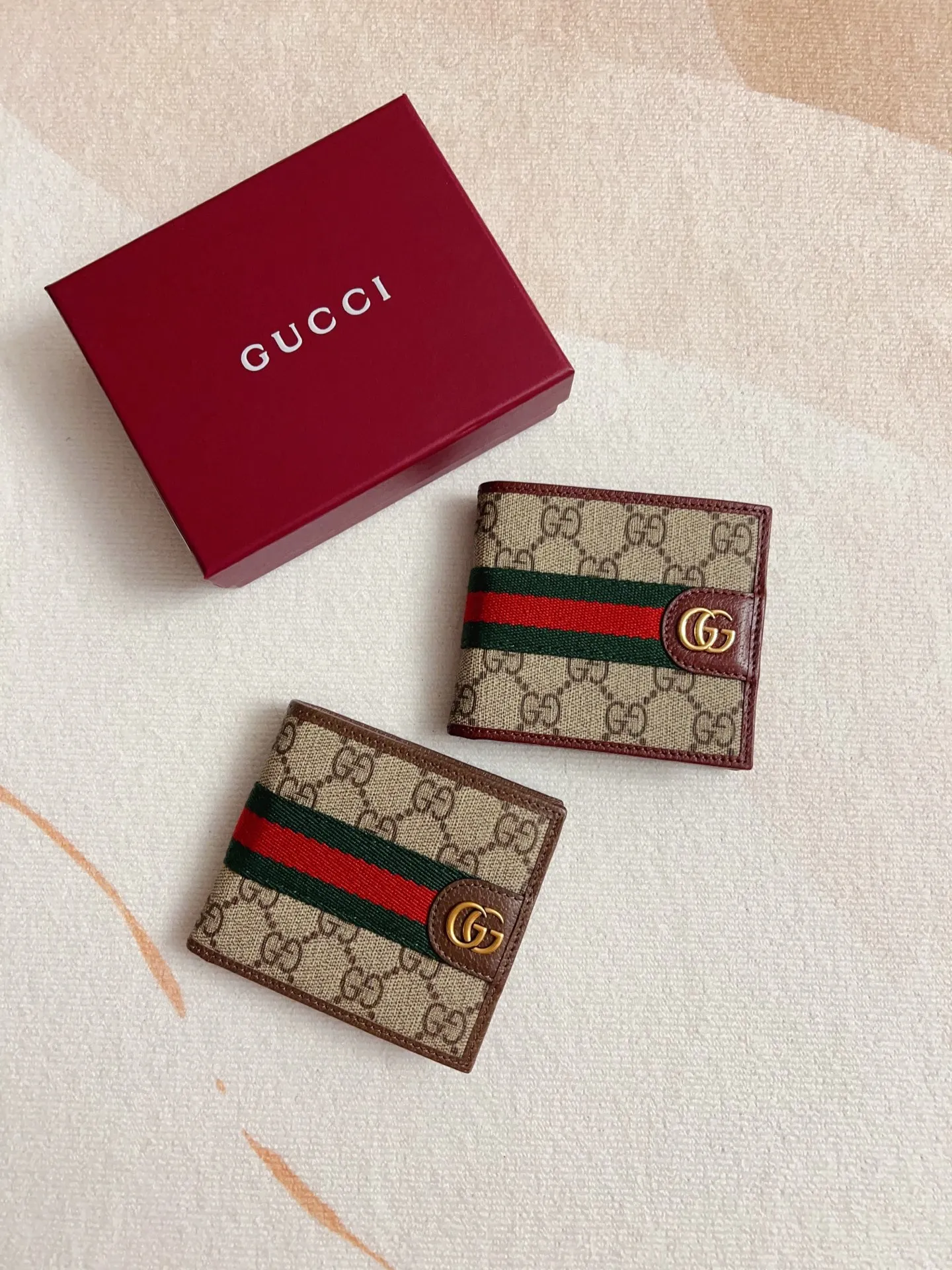 💰300 🇭🇺🇭🇺 New model synchronized with the official website! Ophidia series ~ short wallet, 🍉🍉 made of GG Supreme original factory pig grain first-layer cowhide with PVC 🍉🍉 equipped with iconic double G hardware marks, classic red and green webbing, exquisitely made! 🍉🍉Model number: 834271🍉🍉Size: 11x10cm, color: brown maroon