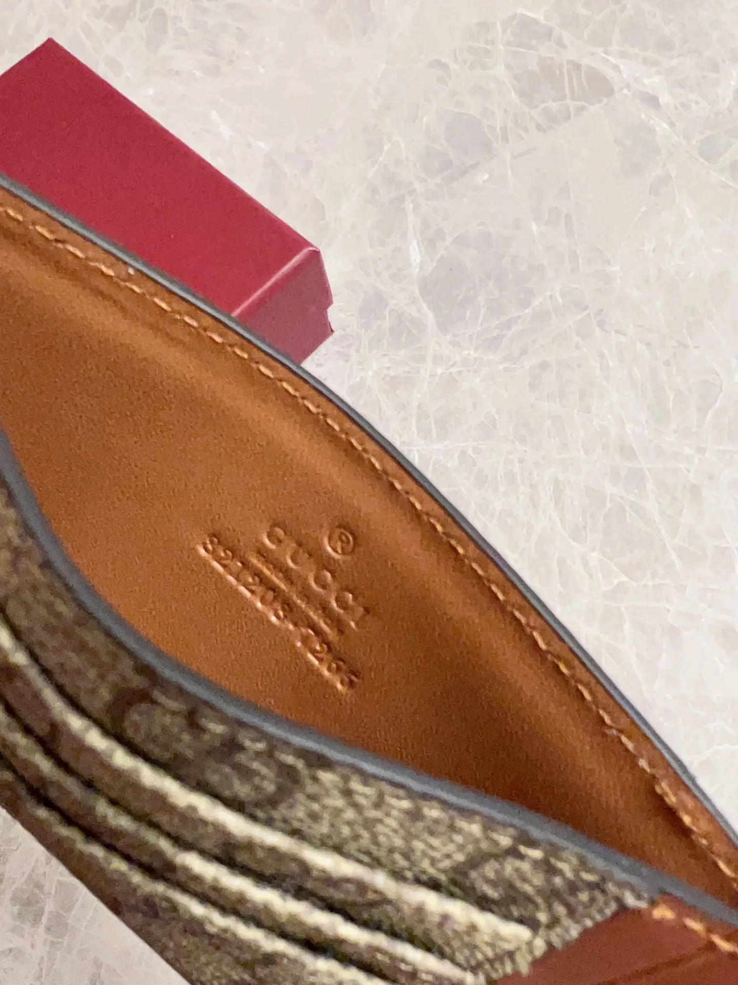 💰250 🇭🇺🇭🇺GG Emblem series reinterprets the classic double G pattern with creative design and innovative functions, 🍃🍃new granular PVC fabric with original factory calfskin, fashionable and versatile! 🍃🍃Brown, black Style number: 821208 Size: 12x8cm