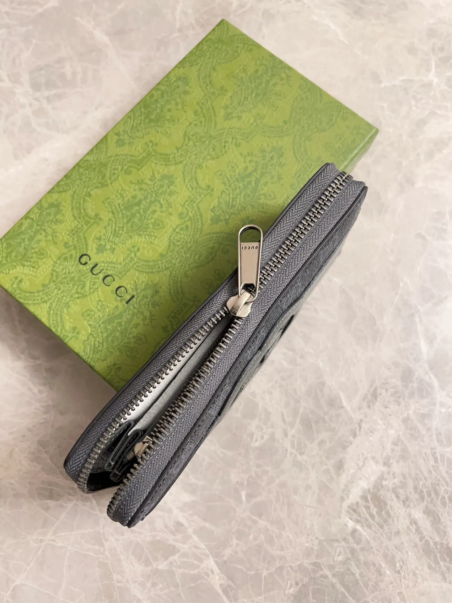 💰460 🇭🇺🇭🇺Gucci’s latest ~ men’s zipper wallet 🪅🪅 embellished with hollow interlocking Double G details, cleverly paired with GG Supreme canvas, 🪅🪅 to create an accessory that combines modern style with classic style 🪅🪅 iconic interlocking Double G logo. This logo comes from the brand founder Guccio Mr. Gucci's initials are constantly being reinterpreted in various forms and styles🪅🪅Model: 701423 Dimensions: 19x 10x 3cm