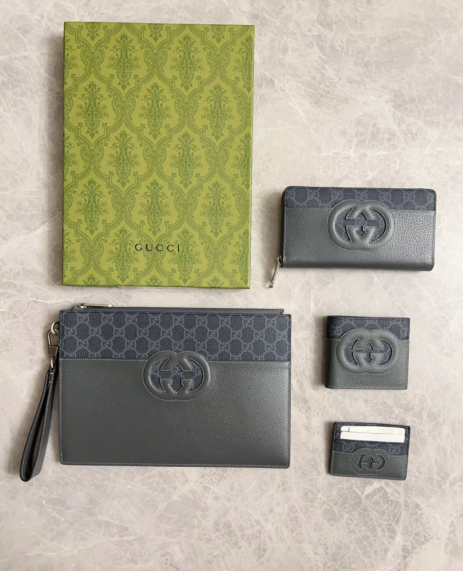 💰460 🇭🇺🇭🇺Gucci’s latest ~ men’s zipper wallet 🪅🪅 embellished with hollow interlocking Double G details, cleverly paired with GG Supreme canvas, 🪅🪅 to create an accessory that combines modern style with classic style 🪅🪅 iconic interlocking Double G logo. This logo comes from the brand founder Guccio Mr. Gucci's initials are constantly being reinterpreted in various forms and styles🪅🪅Model: 701423 Dimensions: 19x 10x 3cm