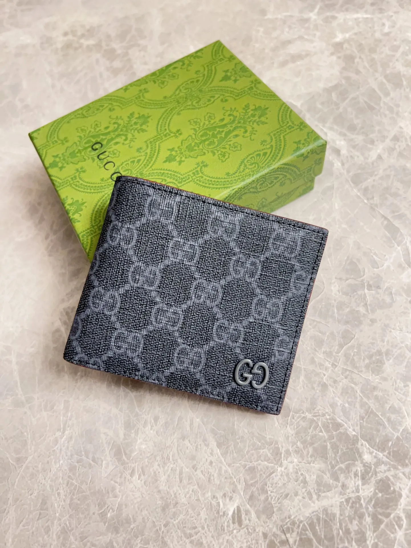 💰310 🇭🇺🇭🇺Gucci’s latest collection ~ Short clip 🧤🧤The two-tone design full of contrasting beauty makes the GG logo emblazoned on the body of the bag shine. 🧤🧤The fabric is made of black GG, and the lining is made of contrasting cowhide. 🧤🧤Black GG Supreme canvas, with dark gray ceramic effect double G, size: 11x 9cm Model: 768243 (original product)