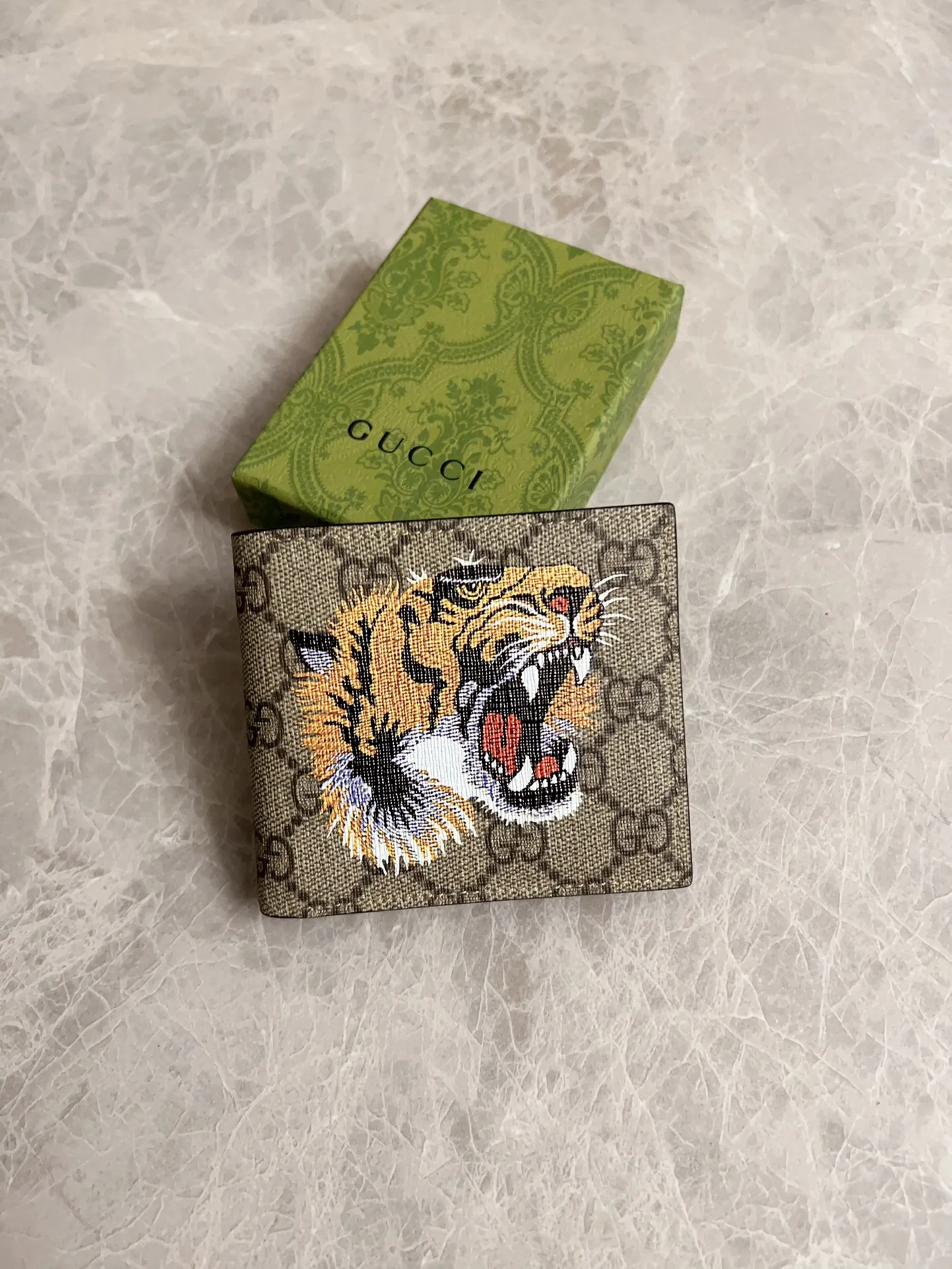 💰270 🇭🇺🇭🇺New men’s short wallet! 🐯🐯Synchronized with counters, original shaved leather with high-quality PVC fabric🐯🐯tear-printed latest tiger head logo🐯🐯, fine oil edge workmanship, simple and elegant, fashionable and domineering,🐯🐯Model: 451268, size: 10x9x2.5cm, color: Brown PVC-Black "Tiger Head"
