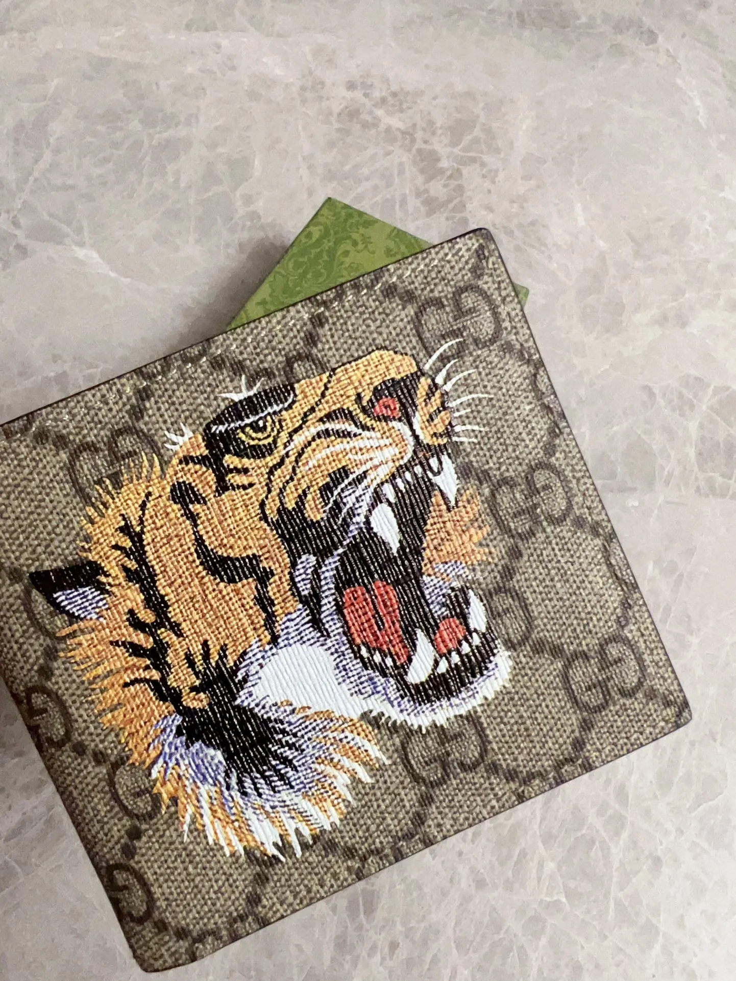💰270 🇭🇺🇭🇺New men’s short wallet! 🐯🐯Synchronized with counters, original shaved leather with high-quality PVC fabric🐯🐯tear-printed latest tiger head logo🐯🐯, fine oil edge workmanship, simple and elegant, fashionable and domineering,🐯🐯Model: 451268, size: 10x9x2.5cm, color: Brown PVC-Black "Tiger Head"