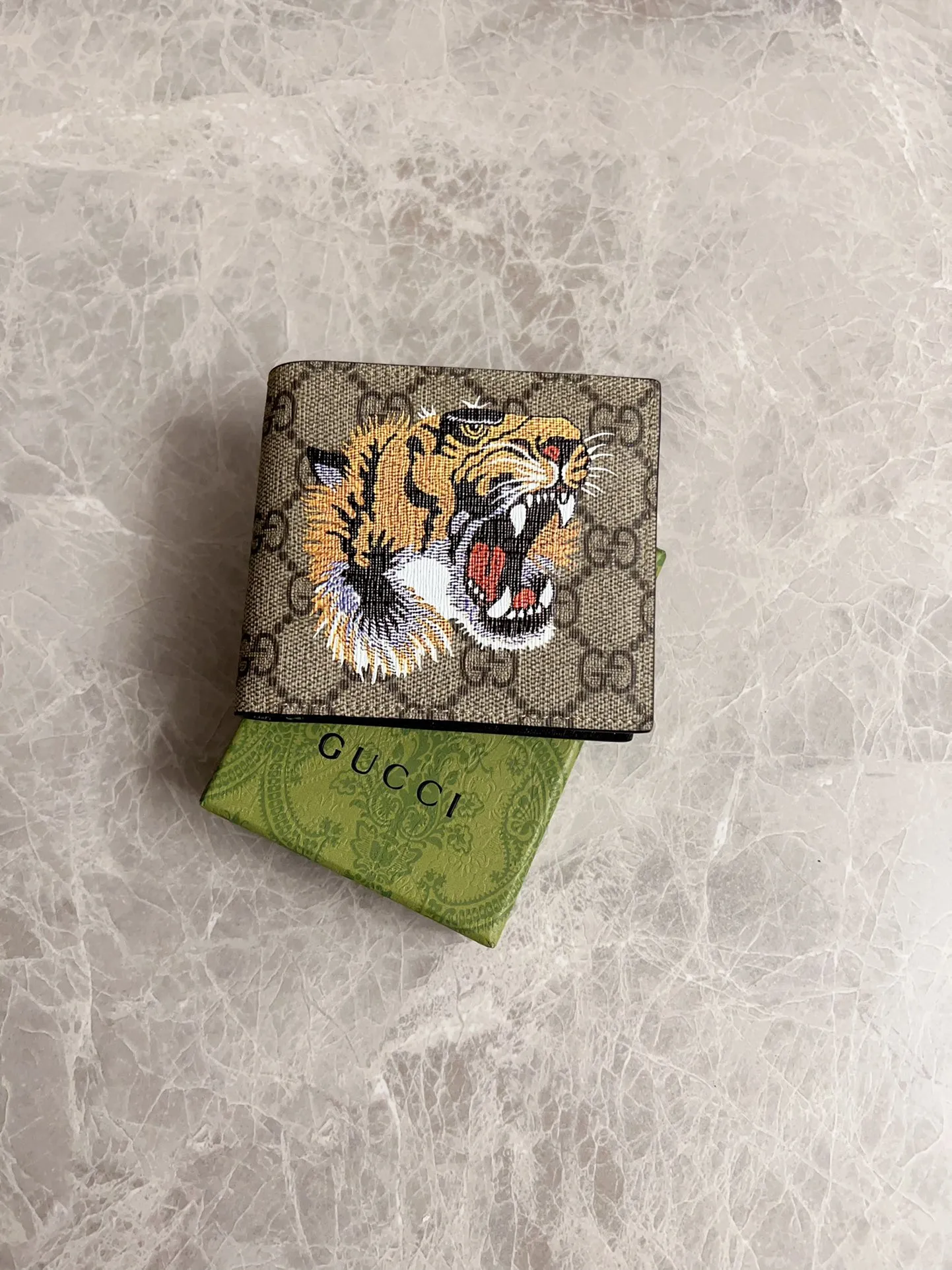 💰270 🇭🇺🇭🇺New men’s short wallet! 🐯🐯Synchronized with counters, original shaved leather with high-quality PVC fabric🐯🐯tear-printed latest tiger head logo🐯🐯, fine oil edge workmanship, simple and elegant, fashionable and domineering,🐯🐯Model: 451268, size: 10x9x2.5cm, color: Brown PVC-Black "Tiger Head"