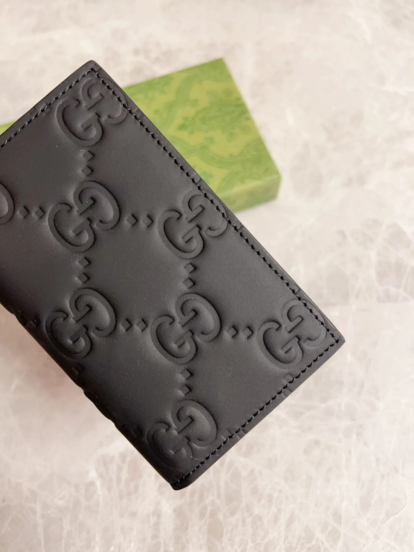 💰330 🇭🇺🇭🇺gucci's new men's series of original black rubber effect styles are now available🎋🎋Model number: 771317, size: 12x7cm🎋🎋Counter quality, top-notch original goods, real photos🎋🎋