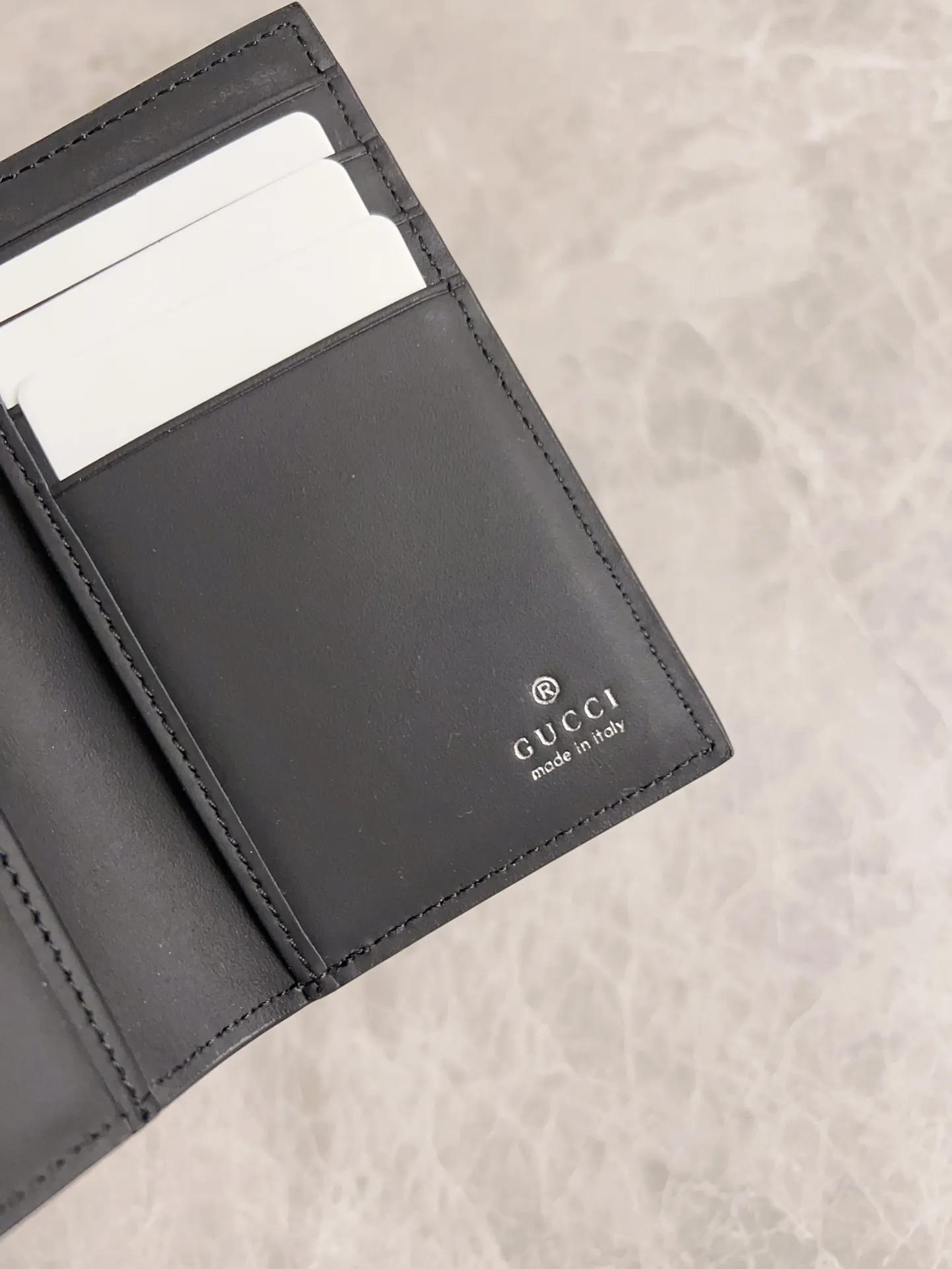 💰330 🇭🇺🇭🇺gucci's new men's series of original black rubber effect styles are now available🎋🎋Model number: 771317, size: 12x7cm🎋🎋Counter quality, top-notch original goods, real photos🎋🎋