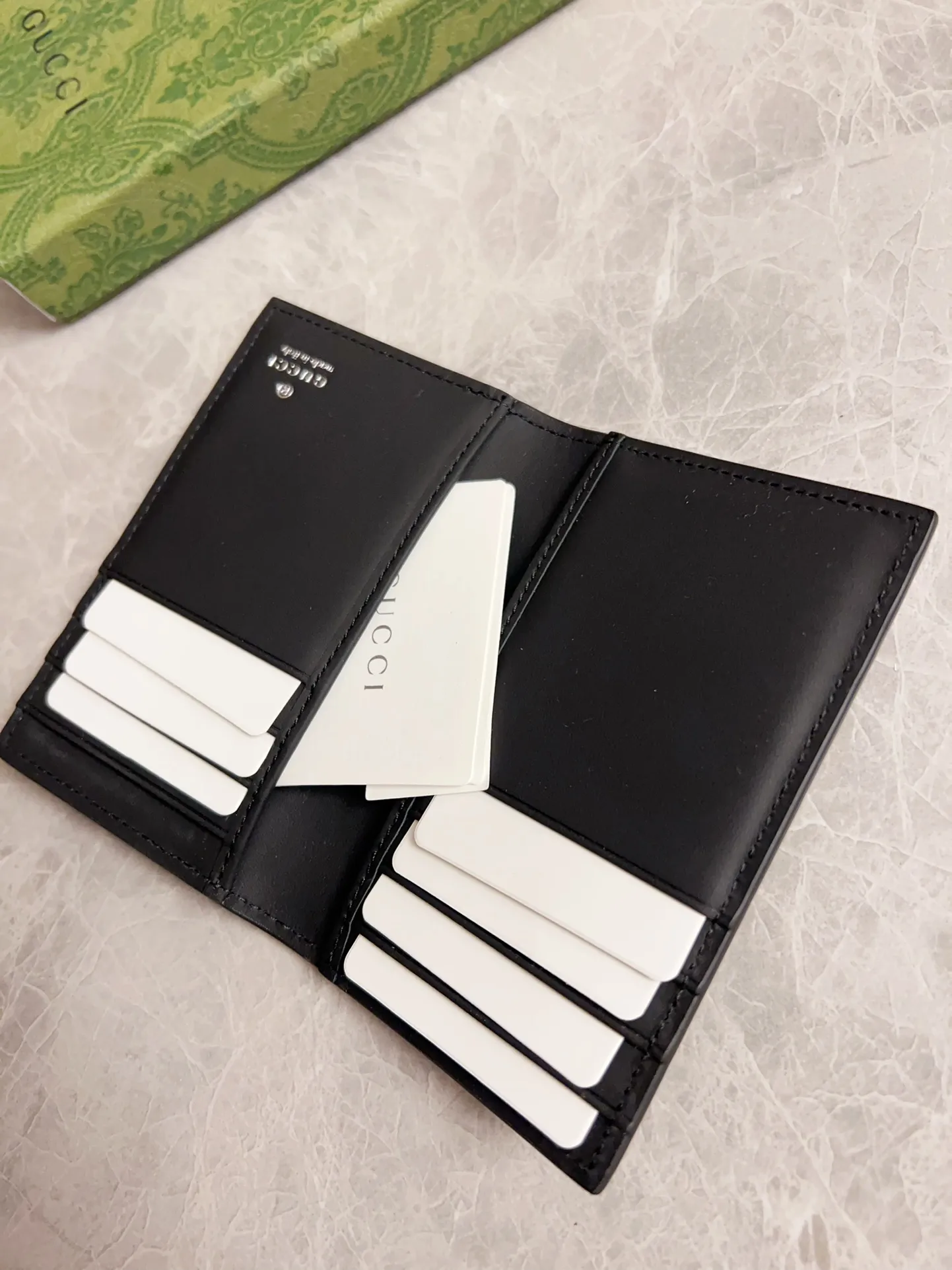 💰330 🇭🇺🇭🇺gucci's new men's series of original black rubber effect styles are now available🎋🎋Model number: 771317, size: 12x7cm🎋🎋Counter quality, top-notch original goods, real photos🎋🎋