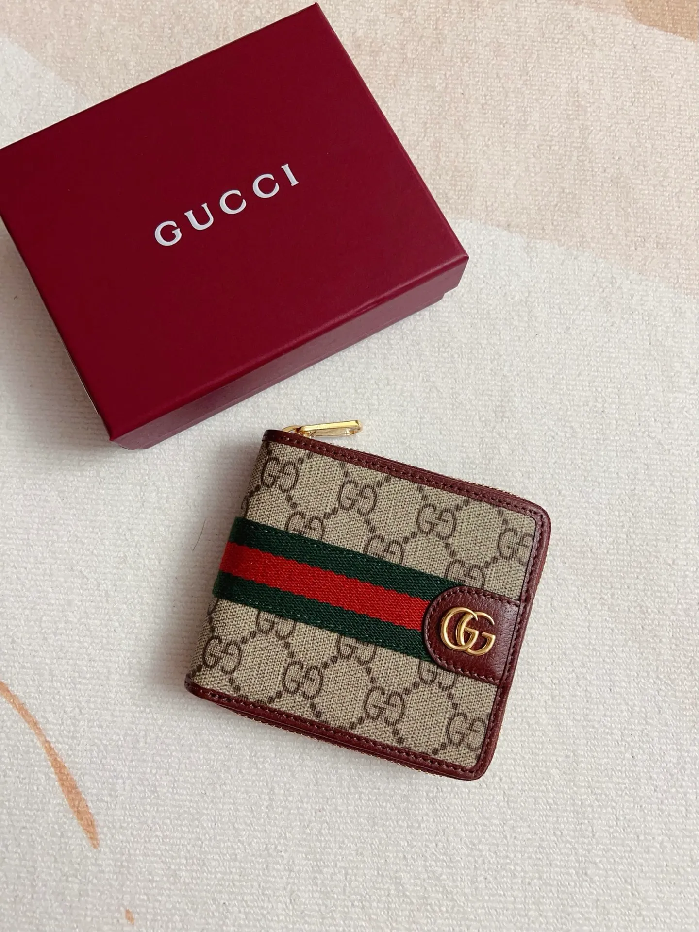 💰420🇭🇺🇭🇺 The official website is synchronized with the new model! Ophidia series ~ short zipper wallet, 🍉🍉 made of GG Supreme original factory pig grain first-layer cowhide with PVC 🍉🍉 equipped with iconic double G hardware marks, classic red and green webbing, high-end cotton zipper ~ refined! 🍉🍉Model number: 838653🍉🍉Size: 11x9x2.5cm, color: brown maroon