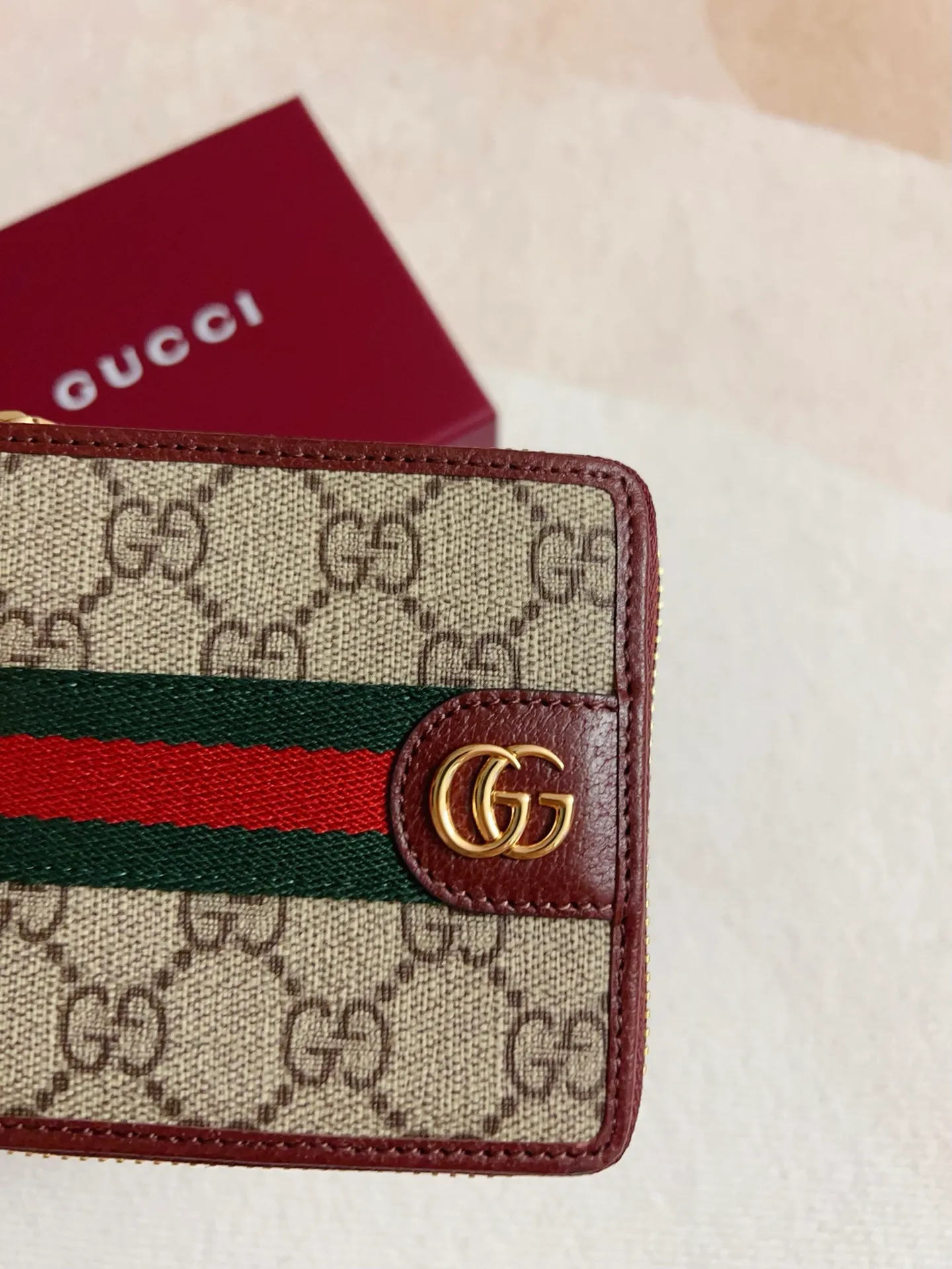 💰420🇭🇺🇭🇺 The official website is synchronized with the new model! Ophidia series ~ short zipper wallet, 🍉🍉 made of GG Supreme original factory pig grain first-layer cowhide with PVC 🍉🍉 equipped with iconic double G hardware marks, classic red and green webbing, high-end cotton zipper ~ refined! 🍉🍉Model number: 838653🍉🍉Size: 11x9x2.5cm, color: brown maroon