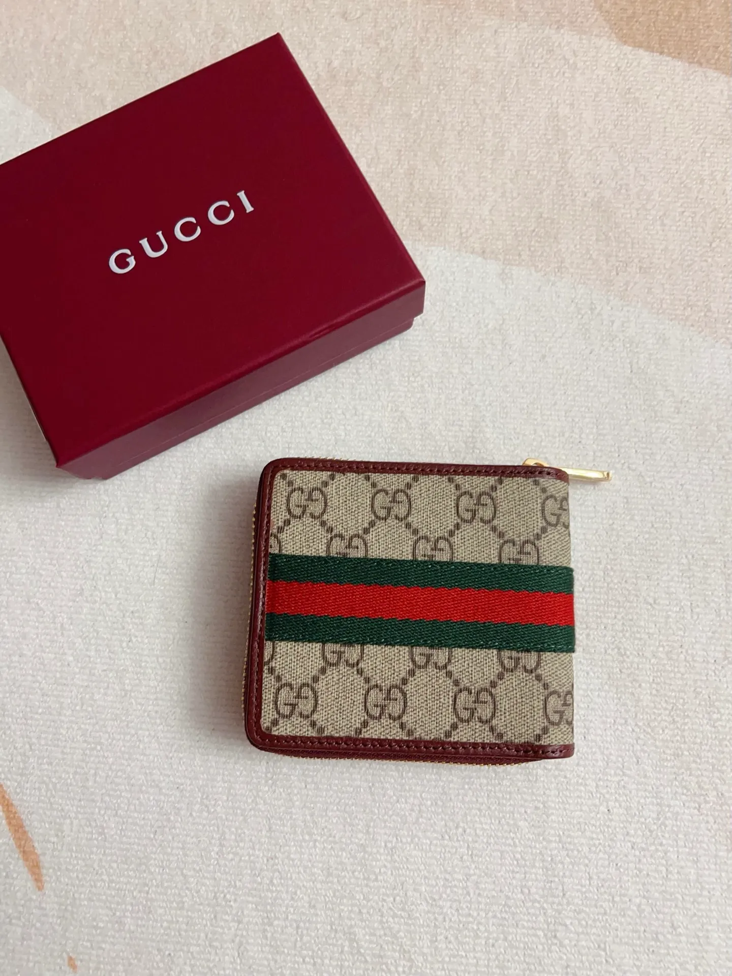 💰420🇭🇺🇭🇺 The official website is synchronized with the new model! Ophidia series ~ short zipper wallet, 🍉🍉 made of GG Supreme original factory pig grain first-layer cowhide with PVC 🍉🍉 equipped with iconic double G hardware marks, classic red and green webbing, high-end cotton zipper ~ refined! 🍉🍉Model number: 838653🍉🍉Size: 11x9x2.5cm, color: brown maroon