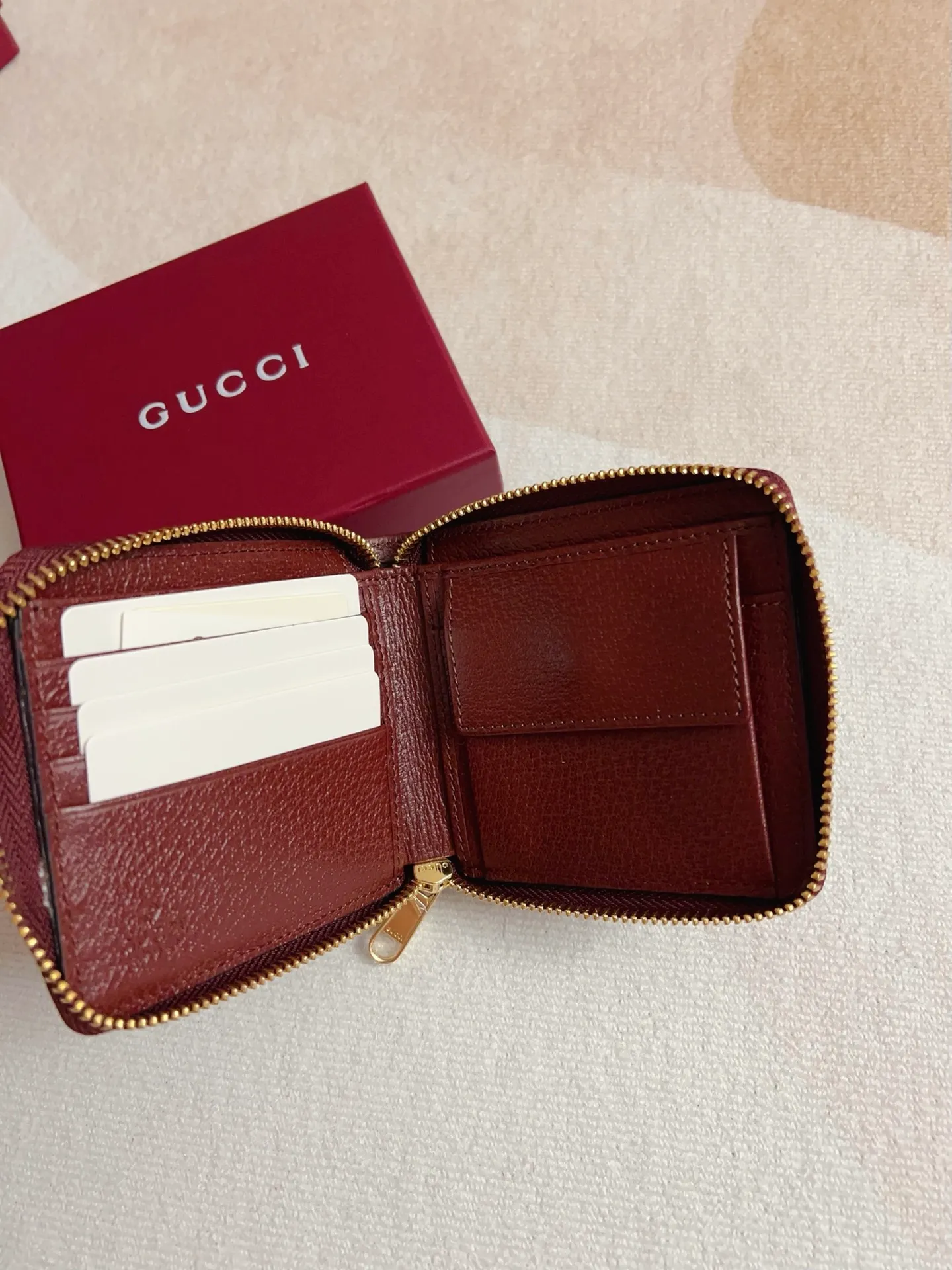 💰420🇭🇺🇭🇺 The official website is synchronized with the new model! Ophidia series ~ short zipper wallet, 🍉🍉 made of GG Supreme original factory pig grain first-layer cowhide with PVC 🍉🍉 equipped with iconic double G hardware marks, classic red and green webbing, high-end cotton zipper ~ refined! 🍉🍉Model number: 838653🍉🍉Size: 11x9x2.5cm, color: brown maroon