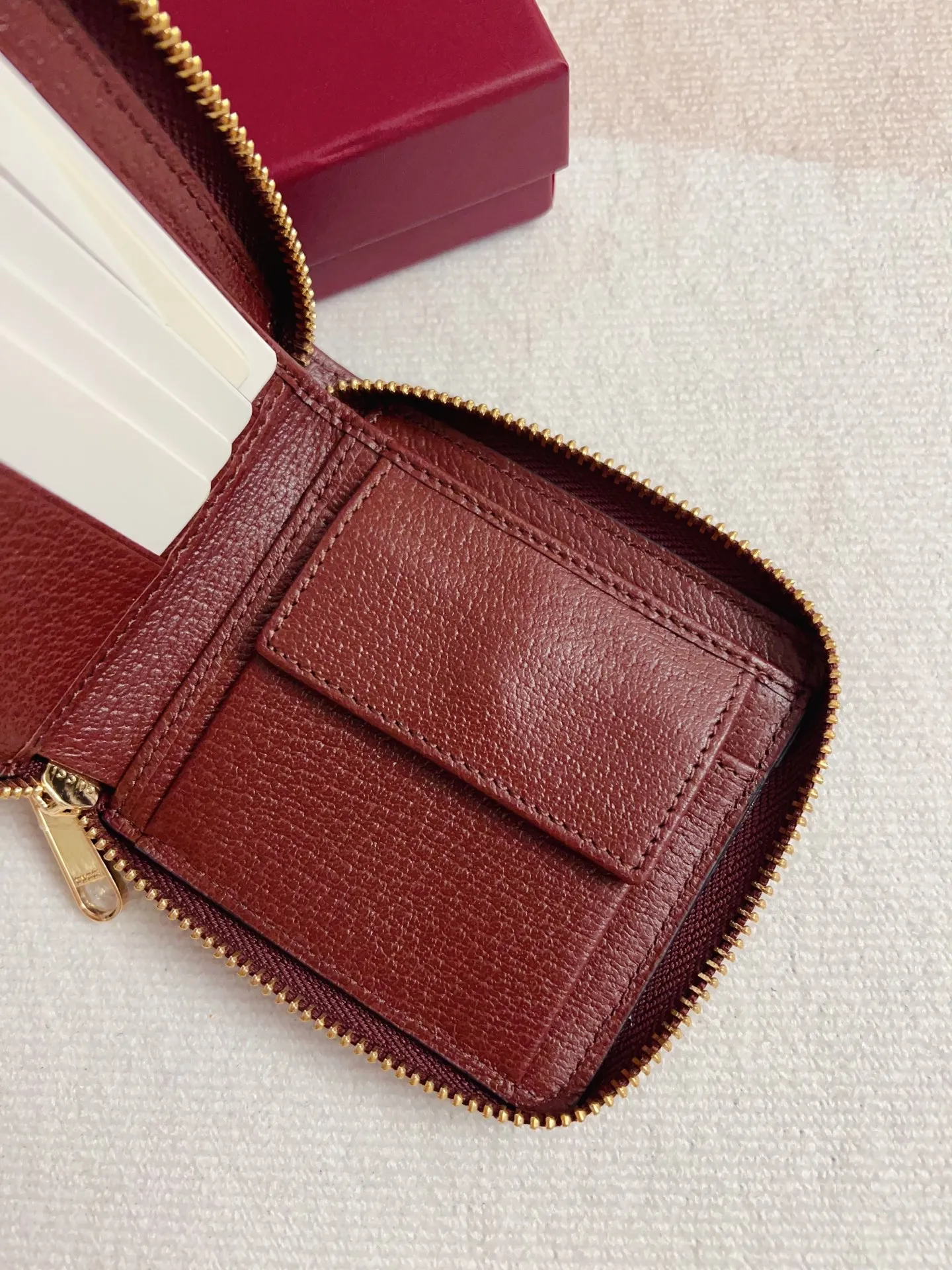 💰420🇭🇺🇭🇺 The official website is synchronized with the new model! Ophidia series ~ short zipper wallet, 🍉🍉 made of GG Supreme original factory pig grain first-layer cowhide with PVC 🍉🍉 equipped with iconic double G hardware marks, classic red and green webbing, high-end cotton zipper ~ refined! 🍉🍉Model number: 838653🍉🍉Size: 11x9x2.5cm, color: brown maroon