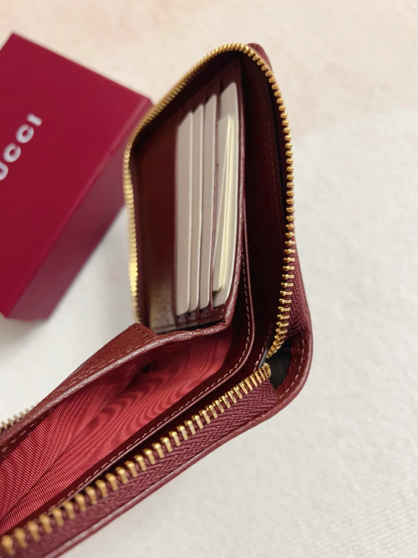 💰420🇭🇺🇭🇺 The official website is synchronized with the new model! Ophidia series ~ short zipper wallet, 🍉🍉 made of GG Supreme original factory pig grain first-layer cowhide with PVC 🍉🍉 equipped with iconic double G hardware marks, classic red and green webbing, high-end cotton zipper ~ refined! 🍉🍉Model number: 838653🍉🍉Size: 11x9x2.5cm, color: brown maroon