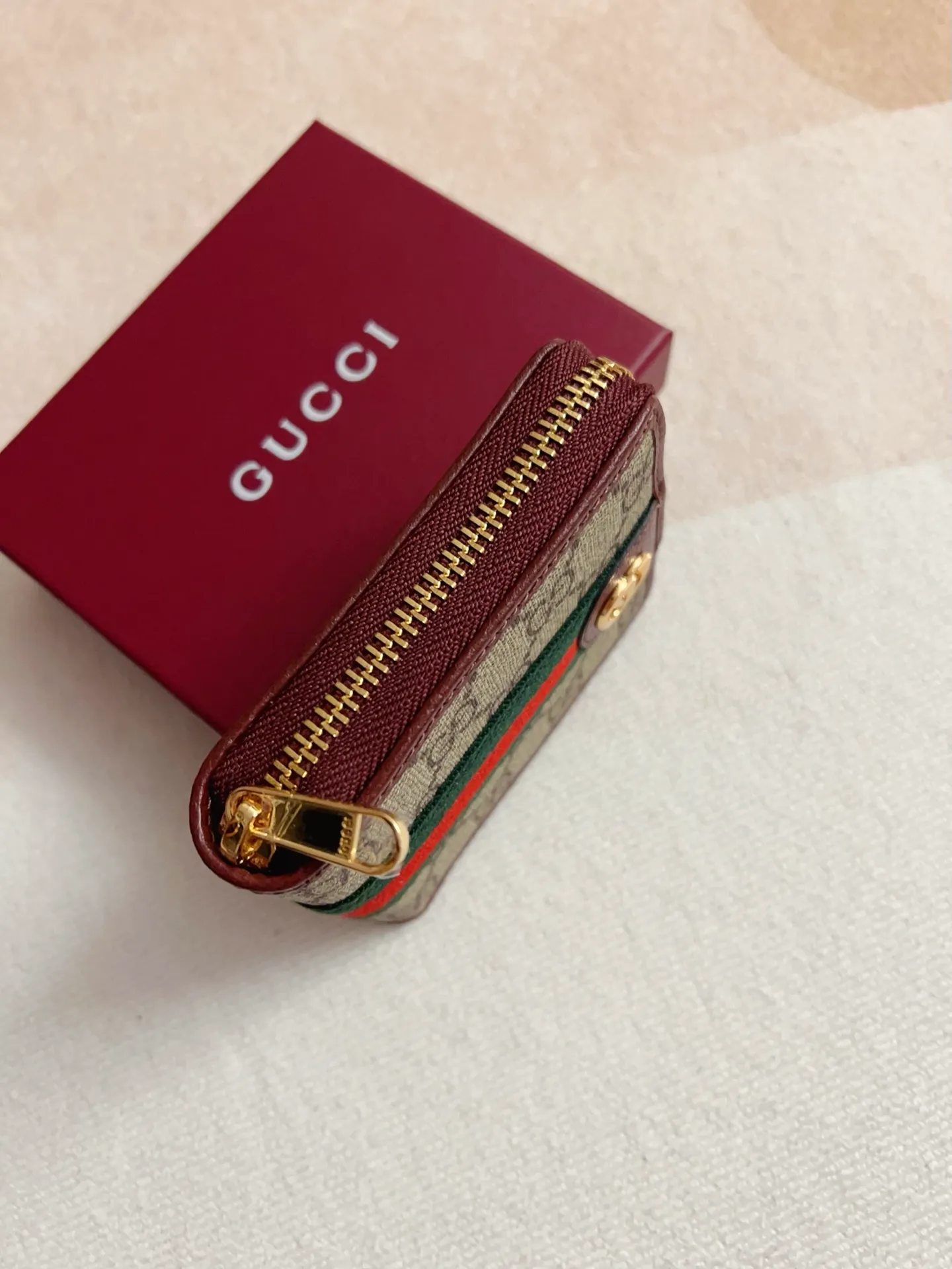 💰420🇭🇺🇭🇺 The official website is synchronized with the new model! Ophidia series ~ short zipper wallet, 🍉🍉 made of GG Supreme original factory pig grain first-layer cowhide with PVC 🍉🍉 equipped with iconic double G hardware marks, classic red and green webbing, high-end cotton zipper ~ refined! 🍉🍉Model number: 838653🍉🍉Size: 11x9x2.5cm, color: brown maroon