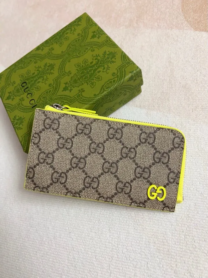 💰340 🇭🇺🇭🇺Gucci’s latest collection ~ card holder 🥗🥗 uses a contrasting two-tone design to bring out the GG logo emblazoned on the bag 🥗🥗The fabric is made of black GG and the lining is made of contrasting cowhide 🥗🥗Black GG Supreme canvas, fluorescent green Size: 13.5x 8cm Model: 795233 (original product)