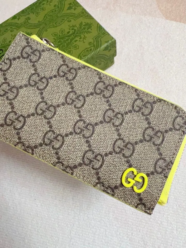 💰340 🇭🇺🇭🇺Gucci’s latest collection ~ card holder 🥗🥗 uses a contrasting two-tone design to bring out the GG logo emblazoned on the bag 🥗🥗The fabric is made of black GG and the lining is made of contrasting cowhide 🥗🥗Black GG Supreme canvas, fluorescent green Size: 13.5x 8cm Model: 795233 (original product)