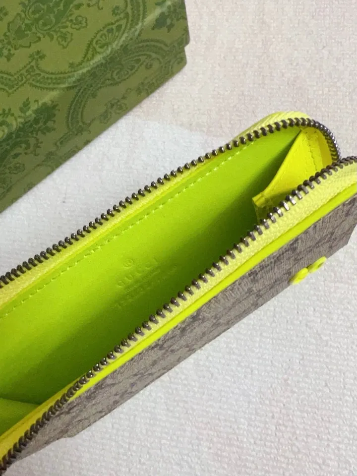 💰340 🇭🇺🇭🇺Gucci’s latest collection ~ card holder 🥗🥗 uses a contrasting two-tone design to bring out the GG logo emblazoned on the bag 🥗🥗The fabric is made of black GG and the lining is made of contrasting cowhide 🥗🥗Black GG Supreme canvas, fluorescent green Size: 13.5x 8cm Model: 795233 (original product)