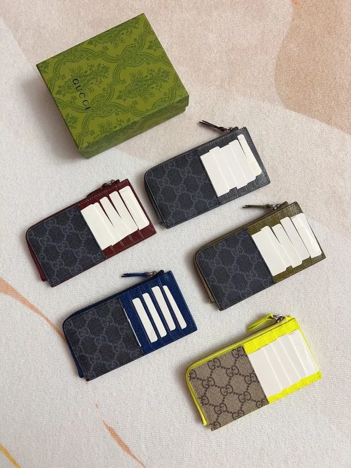 💰340 🇭🇺🇭🇺Gucci’s latest collection ~ card holder 🥗🥗 uses a contrasting two-tone design to bring out the GG logo emblazoned on the bag 🥗🥗The fabric is made of black GG and the lining is made of contrasting cowhide 🥗🥗Black GG Supreme canvas, fluorescent green Size: 13.5x 8cm Model: 795233 (original product)