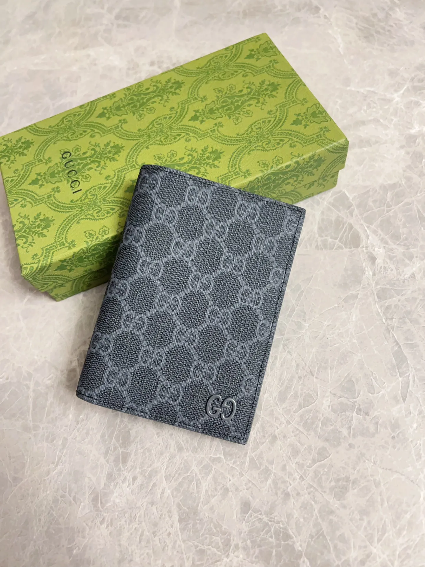 💰360 🇭🇺🇭🇺Gucci’s latest collection ~ Passport holder 🧬🧬The two-tone design full of contrasting beauty makes the GG logo emblazoned on the bag stand out🧬🧬The fabric is made of black GG and the lining is made of contrasting cowhide 🧬🧬Black GG Supreme canvas with dark gray ceramic effect double G, size: 13.5x 9.5cm Model: 795229