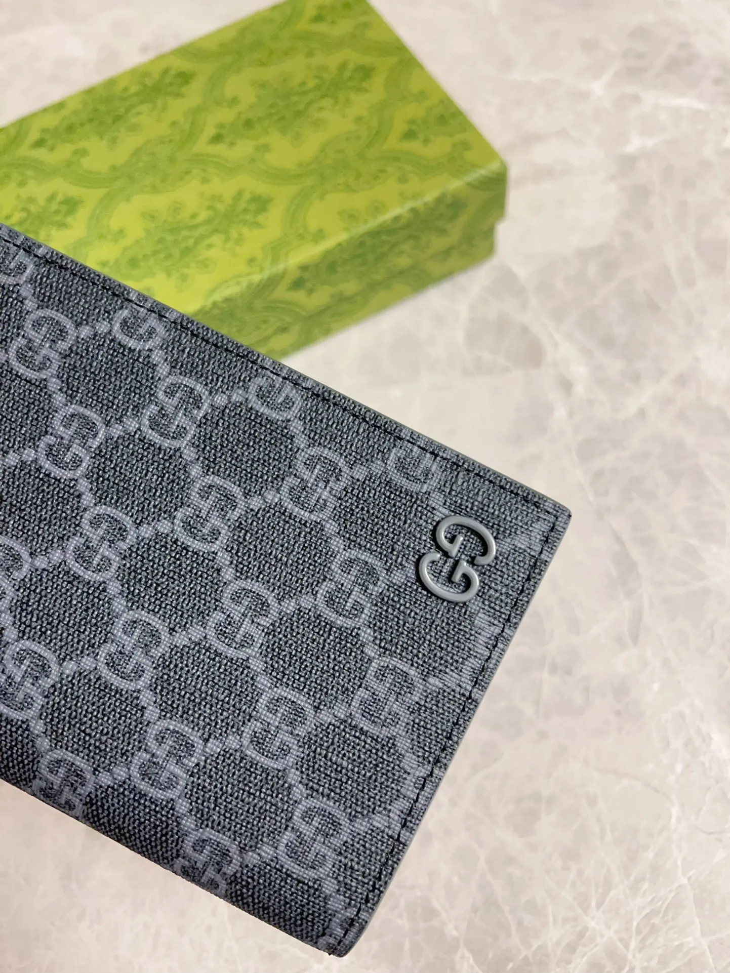 💰360 🇭🇺🇭🇺Gucci’s latest collection ~ Passport holder 🧬🧬The two-tone design full of contrasting beauty makes the GG logo emblazoned on the bag stand out🧬🧬The fabric is made of black GG and the lining is made of contrasting cowhide 🧬🧬Black GG Supreme canvas with dark gray ceramic effect double G, size: 13.5x 9.5cm Model: 795229