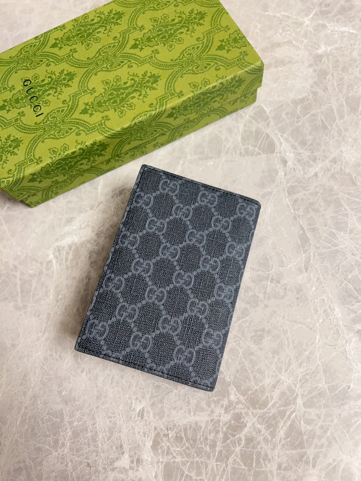 💰360 🇭🇺🇭🇺Gucci’s latest collection ~ Passport holder 🧬🧬The two-tone design full of contrasting beauty makes the GG logo emblazoned on the bag stand out🧬🧬The fabric is made of black GG and the lining is made of contrasting cowhide 🧬🧬Black GG Supreme canvas with dark gray ceramic effect double G, size: 13.5x 9.5cm Model: 795229