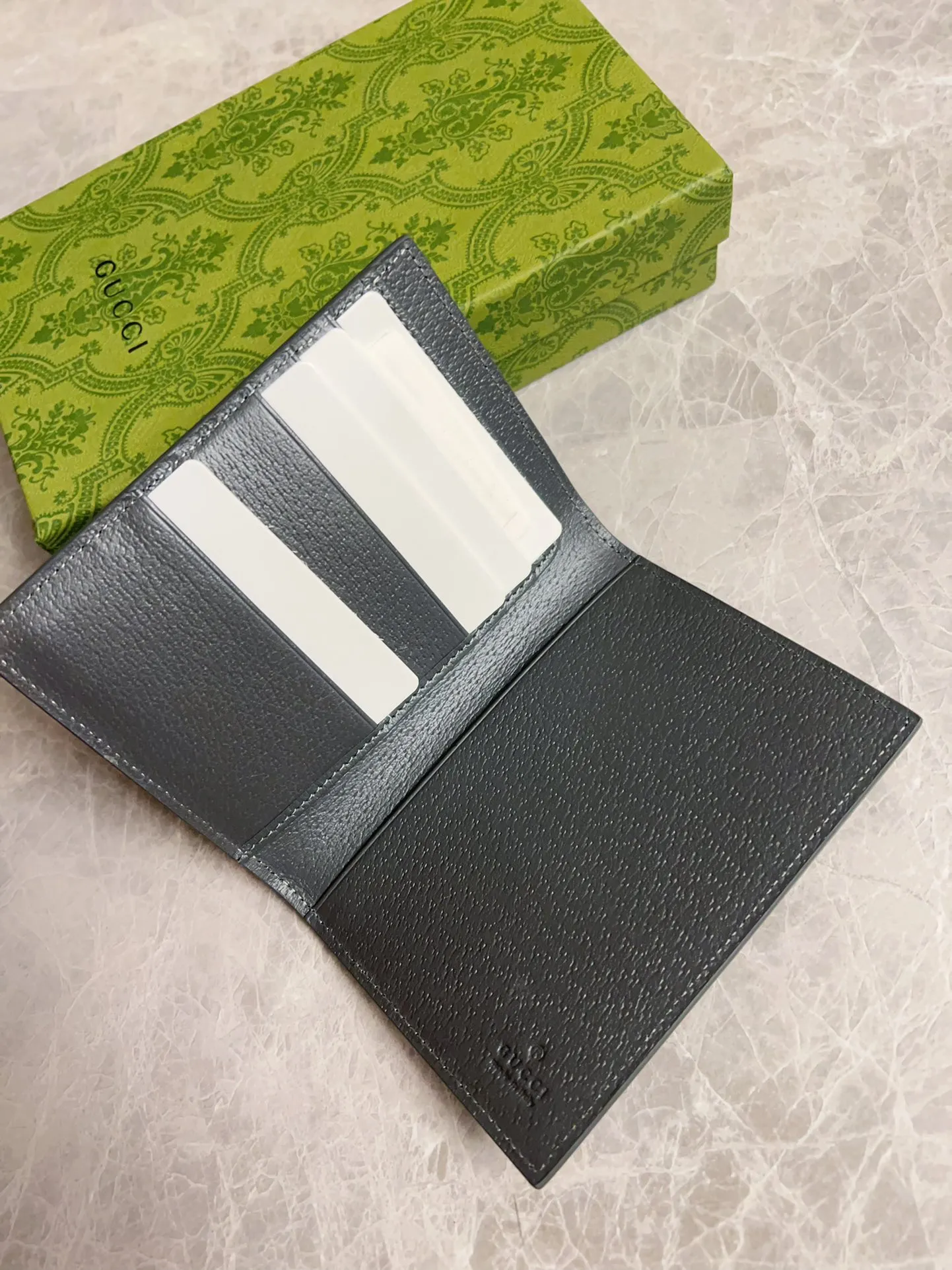 💰360 🇭🇺🇭🇺Gucci’s latest collection ~ Passport holder 🧬🧬The two-tone design full of contrasting beauty makes the GG logo emblazoned on the bag stand out🧬🧬The fabric is made of black GG and the lining is made of contrasting cowhide 🧬🧬Black GG Supreme canvas with dark gray ceramic effect double G, size: 13.5x 9.5cm Model: 795229