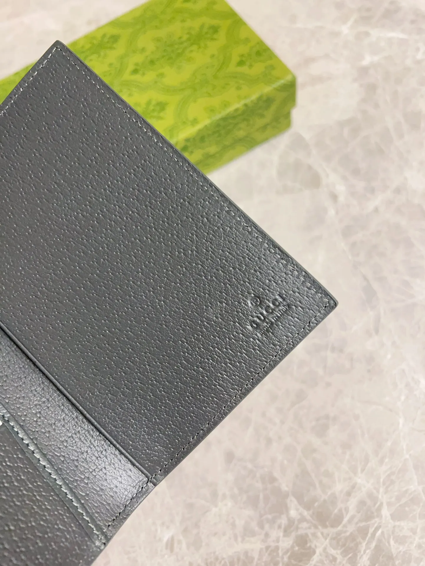 💰360 🇭🇺🇭🇺Gucci’s latest collection ~ Passport holder 🧬🧬The two-tone design full of contrasting beauty makes the GG logo emblazoned on the bag stand out🧬🧬The fabric is made of black GG and the lining is made of contrasting cowhide 🧬🧬Black GG Supreme canvas with dark gray ceramic effect double G, size: 13.5x 9.5cm Model: 795229