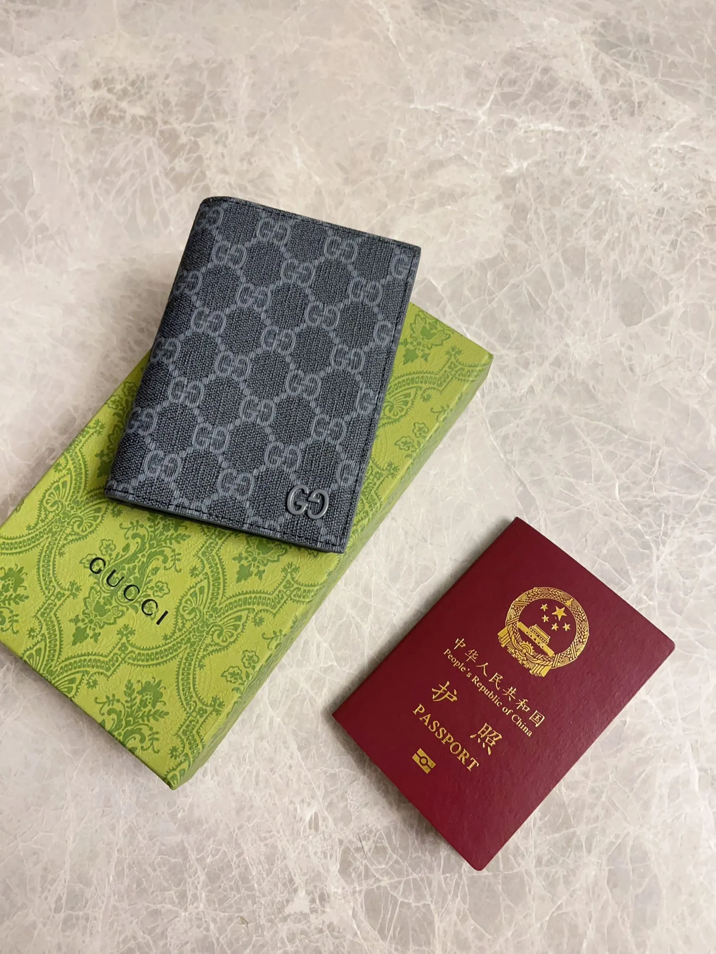 💰360 🇭🇺🇭🇺Gucci’s latest collection ~ Passport holder 🧬🧬The two-tone design full of contrasting beauty makes the GG logo emblazoned on the bag stand out🧬🧬The fabric is made of black GG and the lining is made of contrasting cowhide 🧬🧬Black GG Supreme canvas with dark gray ceramic effect double G, size: 13.5x 9.5cm Model: 795229