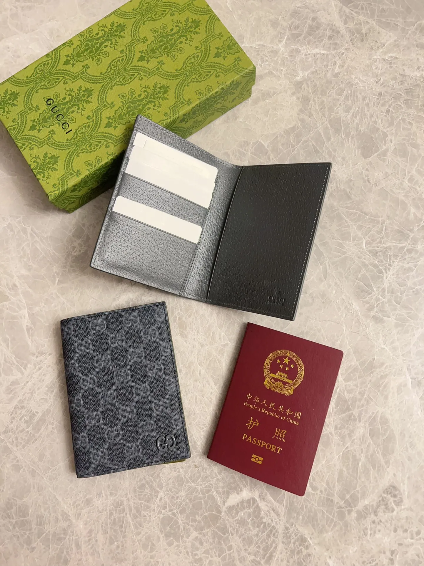 💰360 🇭🇺🇭🇺Gucci’s latest collection ~ Passport holder 🧬🧬The two-tone design full of contrasting beauty makes the GG logo emblazoned on the bag stand out🧬🧬The fabric is made of black GG and the lining is made of contrasting cowhide 🧬🧬Black GG Supreme canvas with dark gray ceramic effect double G, size: 13.5x 9.5cm Model: 795229