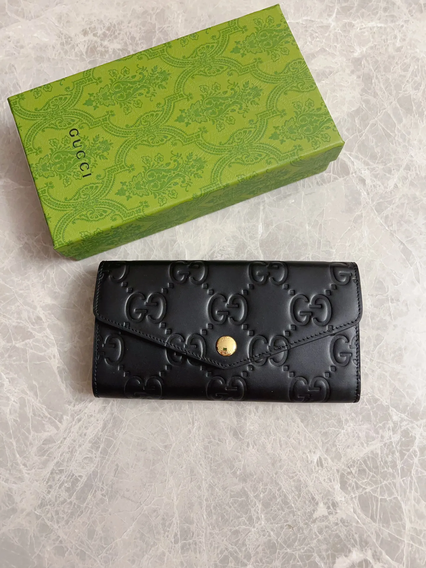 💰480🇭🇺🇭🇺Gucci [New Product] The classic GG pattern with rich texture and luster injects a unique style into this elegant black long wallet🦔🦔. Black GG cowhide, antique gold tone metal buttons🦔🦔 Model: 772791. Dimensions: 19x 10x 3 Color: Black Made in Italy