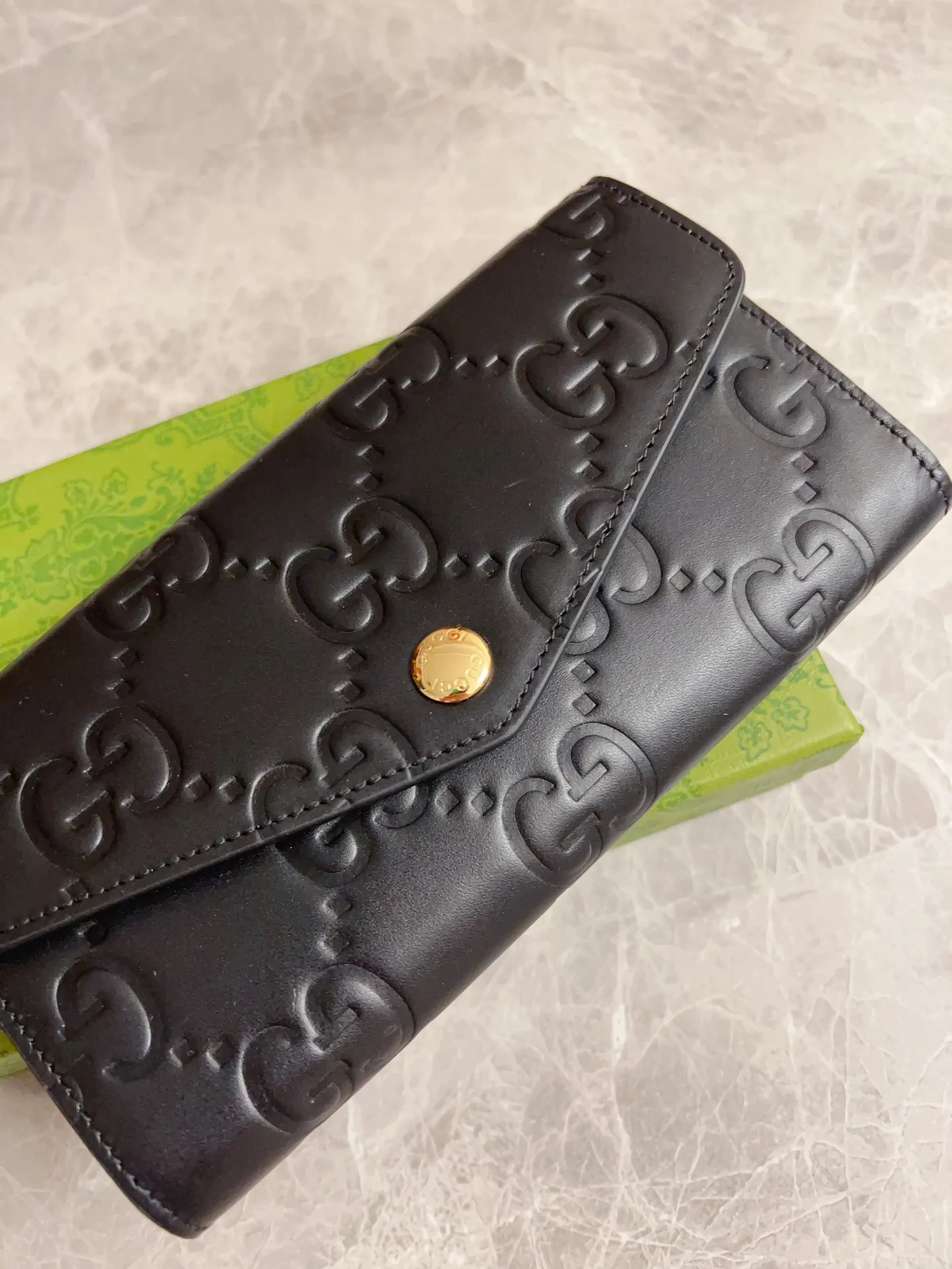 💰480🇭🇺🇭🇺Gucci [New Product] The classic GG pattern with rich texture and luster injects a unique style into this elegant black long wallet🦔🦔. Black GG cowhide, antique gold tone metal buttons🦔🦔 Model: 772791. Dimensions: 19x 10x 3 Color: Black Made in Italy