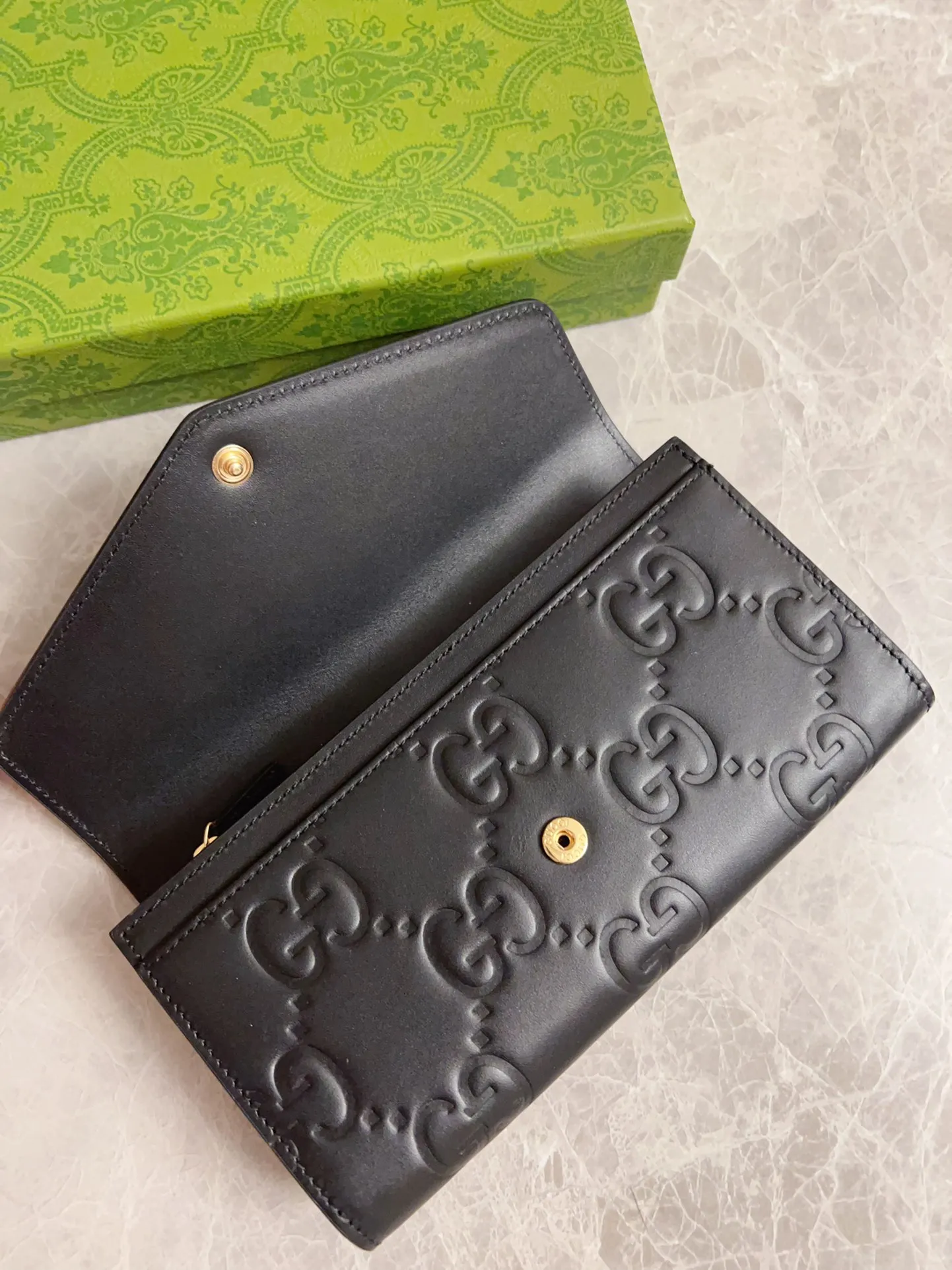 💰480🇭🇺🇭🇺Gucci [New Product] The classic GG pattern with rich texture and luster injects a unique style into this elegant black long wallet🦔🦔. Black GG cowhide, antique gold tone metal buttons🦔🦔 Model: 772791. Dimensions: 19x 10x 3 Color: Black Made in Italy
