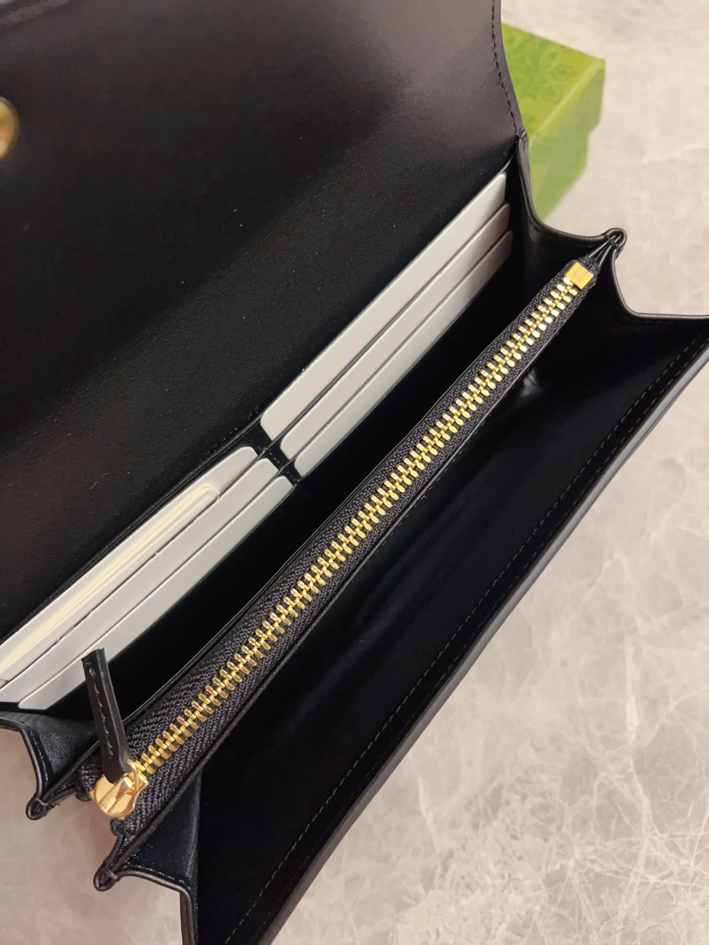 💰480🇭🇺🇭🇺Gucci [New Product] The classic GG pattern with rich texture and luster injects a unique style into this elegant black long wallet🦔🦔. Black GG cowhide, antique gold tone metal buttons🦔🦔 Model: 772791. Dimensions: 19x 10x 3 Color: Black Made in Italy