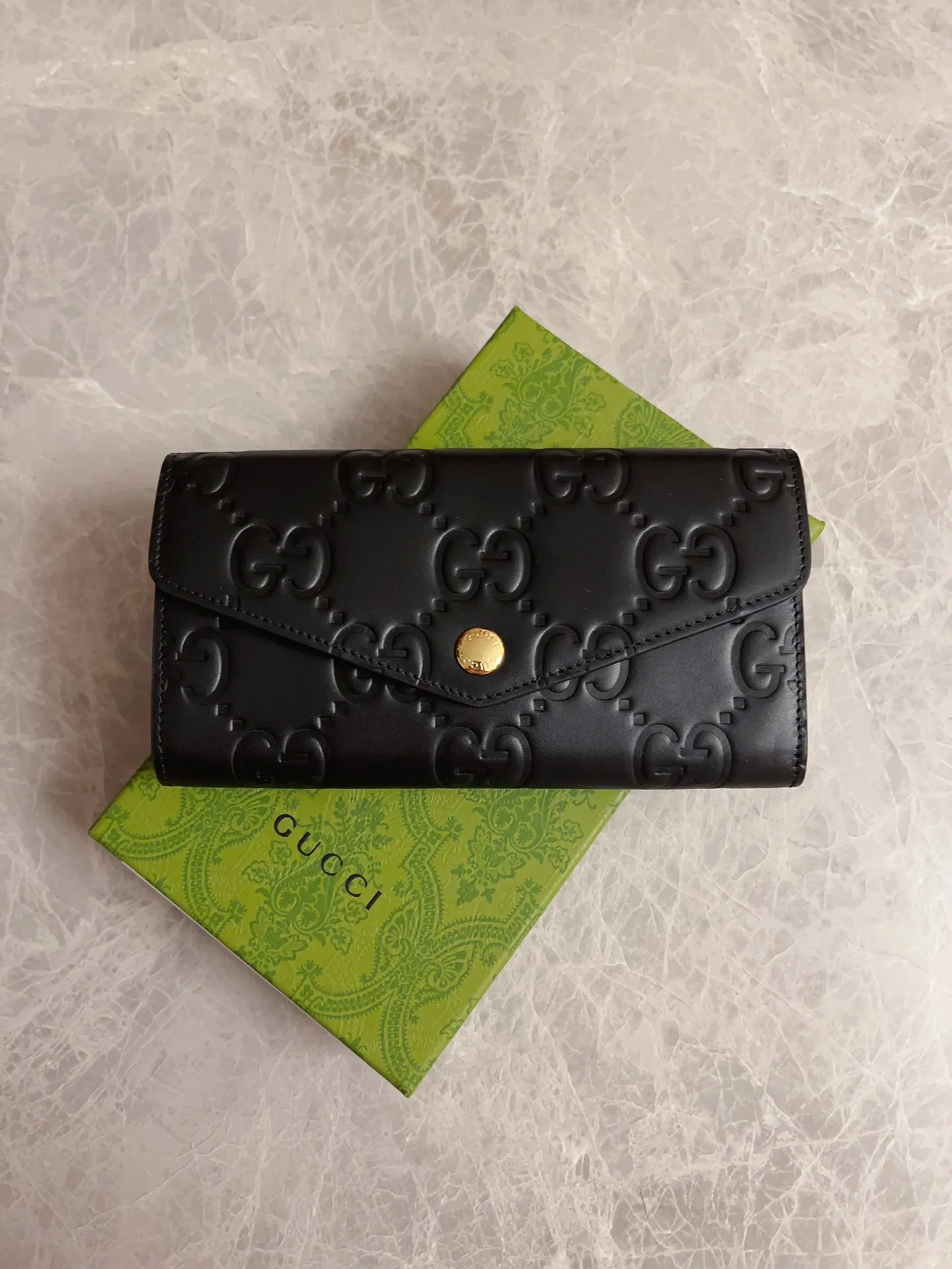 💰480🇭🇺🇭🇺Gucci [New Product] The classic GG pattern with rich texture and luster injects a unique style into this elegant black long wallet🦔🦔. Black GG cowhide, antique gold tone metal buttons🦔🦔 Model: 772791. Dimensions: 19x 10x 3 Color: Black Made in Italy