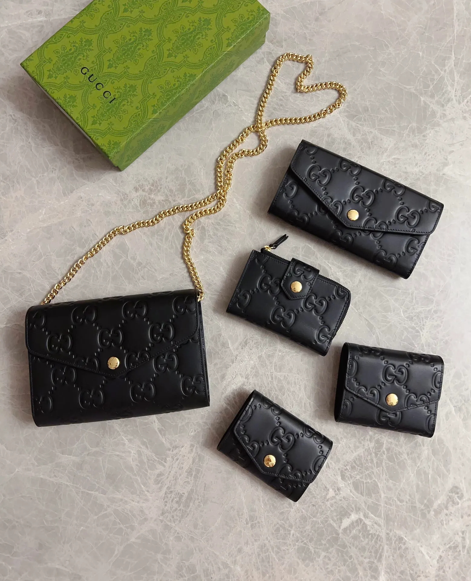 💰480🇭🇺🇭🇺Gucci [New Product] The classic GG pattern with rich texture and luster injects a unique style into this elegant black long wallet🦔🦔. Black GG cowhide, antique gold tone metal buttons🦔🦔 Model: 772791. Dimensions: 19x 10x 3 Color: Black Made in Italy