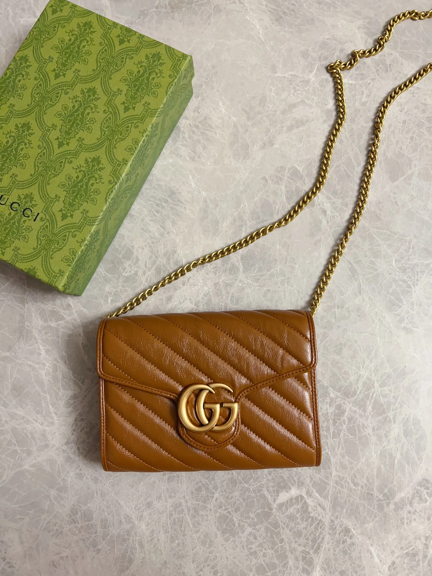 💰700🇭🇺🇭🇺Gucci marmont original leather caramel new color chain bag🧵🧵High-end caramel color🆕 It is the new product of Gucci counters in the autumn and winter of 2020. Breaking through the previous style, using the same color with binding and bronze hardware, the highest level! Real shots! Style number: 474575, size: 20x13x6cm