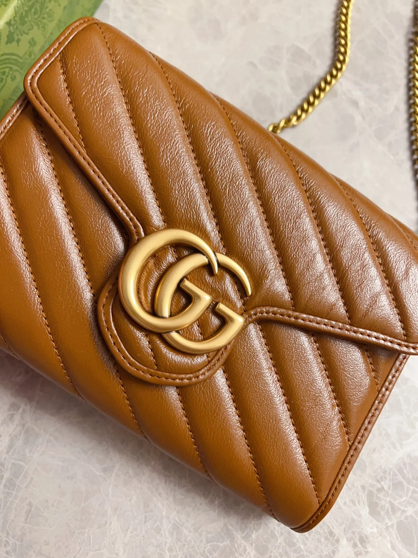 💰700🇭🇺🇭🇺Gucci marmont original leather caramel new color chain bag🧵🧵High-end caramel color🆕 It is the new product of Gucci counters in the autumn and winter of 2020. Breaking through the previous style, using the same color with binding and bronze hardware, the highest level! Real shots! Style number: 474575, size: 20x13x6cm