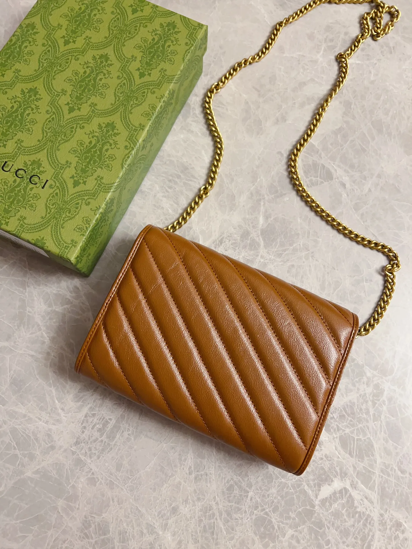 💰700🇭🇺🇭🇺Gucci marmont original leather caramel new color chain bag🧵🧵High-end caramel color🆕 It is the new product of Gucci counters in the autumn and winter of 2020. Breaking through the previous style, using the same color with binding and bronze hardware, the highest level! Real shots! Style number: 474575, size: 20x13x6cm