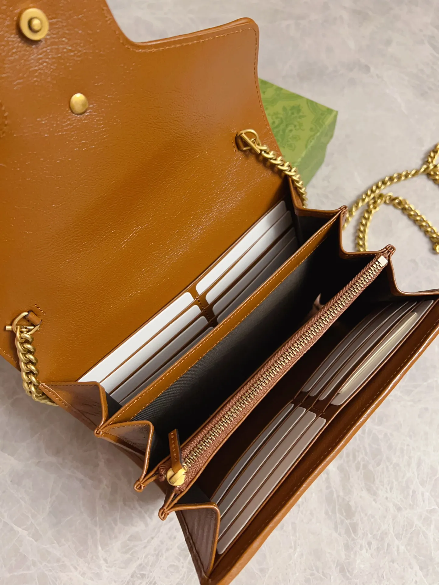 💰700🇭🇺🇭🇺Gucci marmont original leather caramel new color chain bag🧵🧵High-end caramel color🆕 It is the new product of Gucci counters in the autumn and winter of 2020. Breaking through the previous style, using the same color with binding and bronze hardware, the highest level! Real shots! Style number: 474575, size: 20x13x6cm