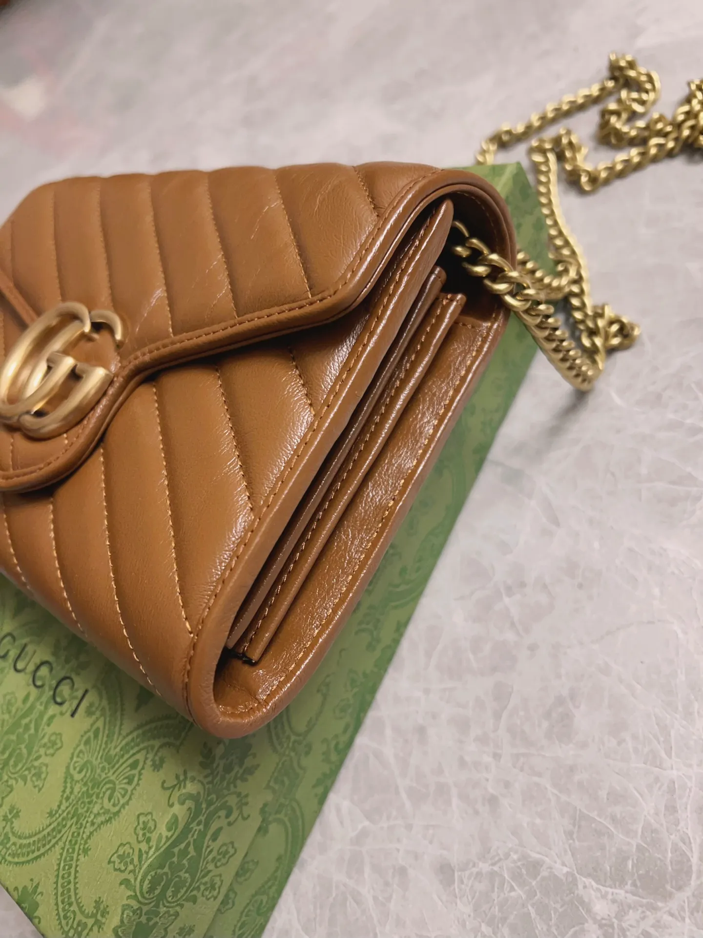 💰700🇭🇺🇭🇺Gucci marmont original leather caramel new color chain bag🧵🧵High-end caramel color🆕 It is the new product of Gucci counters in the autumn and winter of 2020. Breaking through the previous style, using the same color with binding and bronze hardware, the highest level! Real shots! Style number: 474575, size: 20x13x6cm