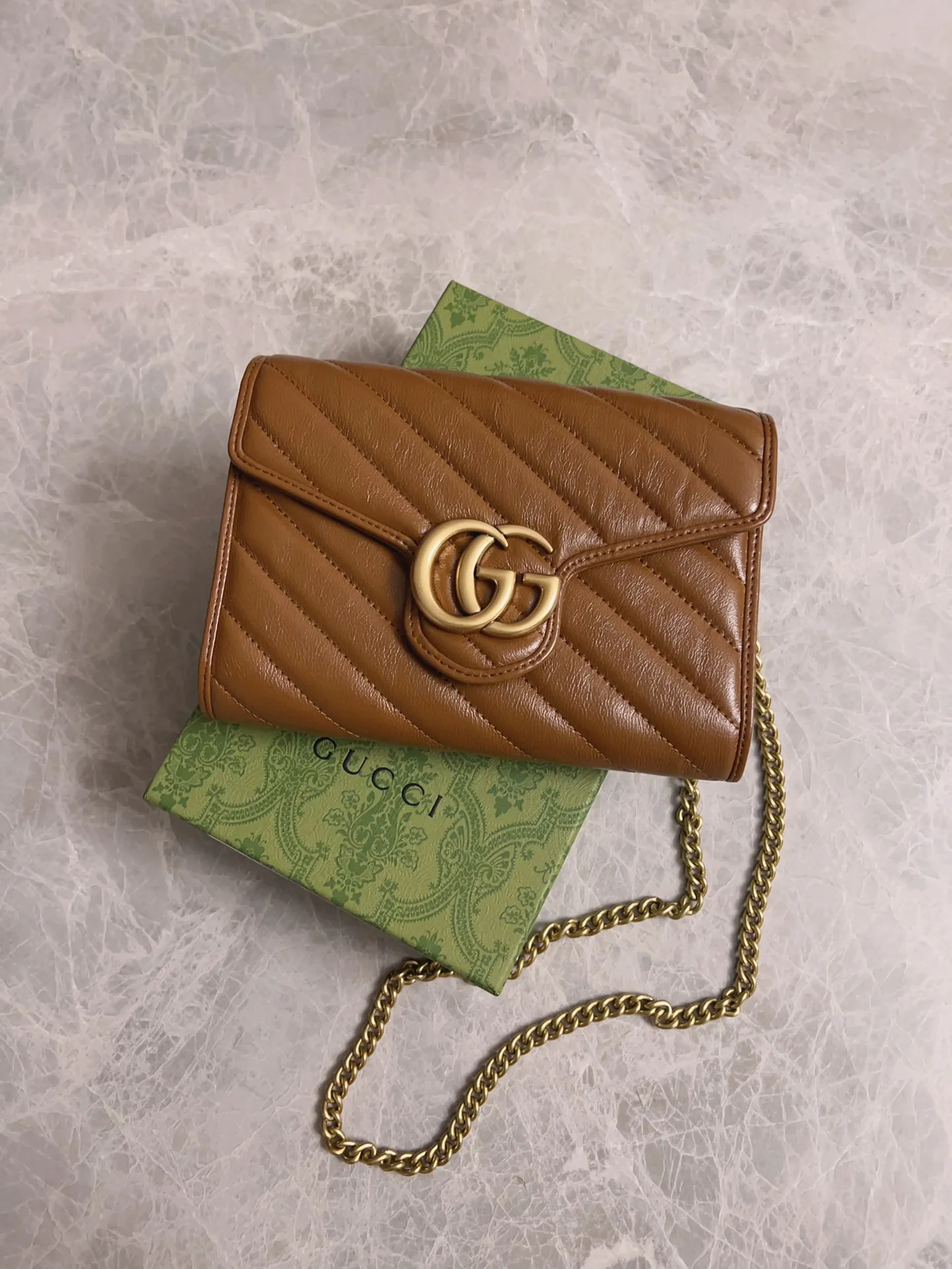 💰700🇭🇺🇭🇺Gucci marmont original leather caramel new color chain bag🧵🧵High-end caramel color🆕 It is the new product of Gucci counters in the autumn and winter of 2020. Breaking through the previous style, using the same color with binding and bronze hardware, the highest level! Real shots! Style number: 474575, size: 20x13x6cm